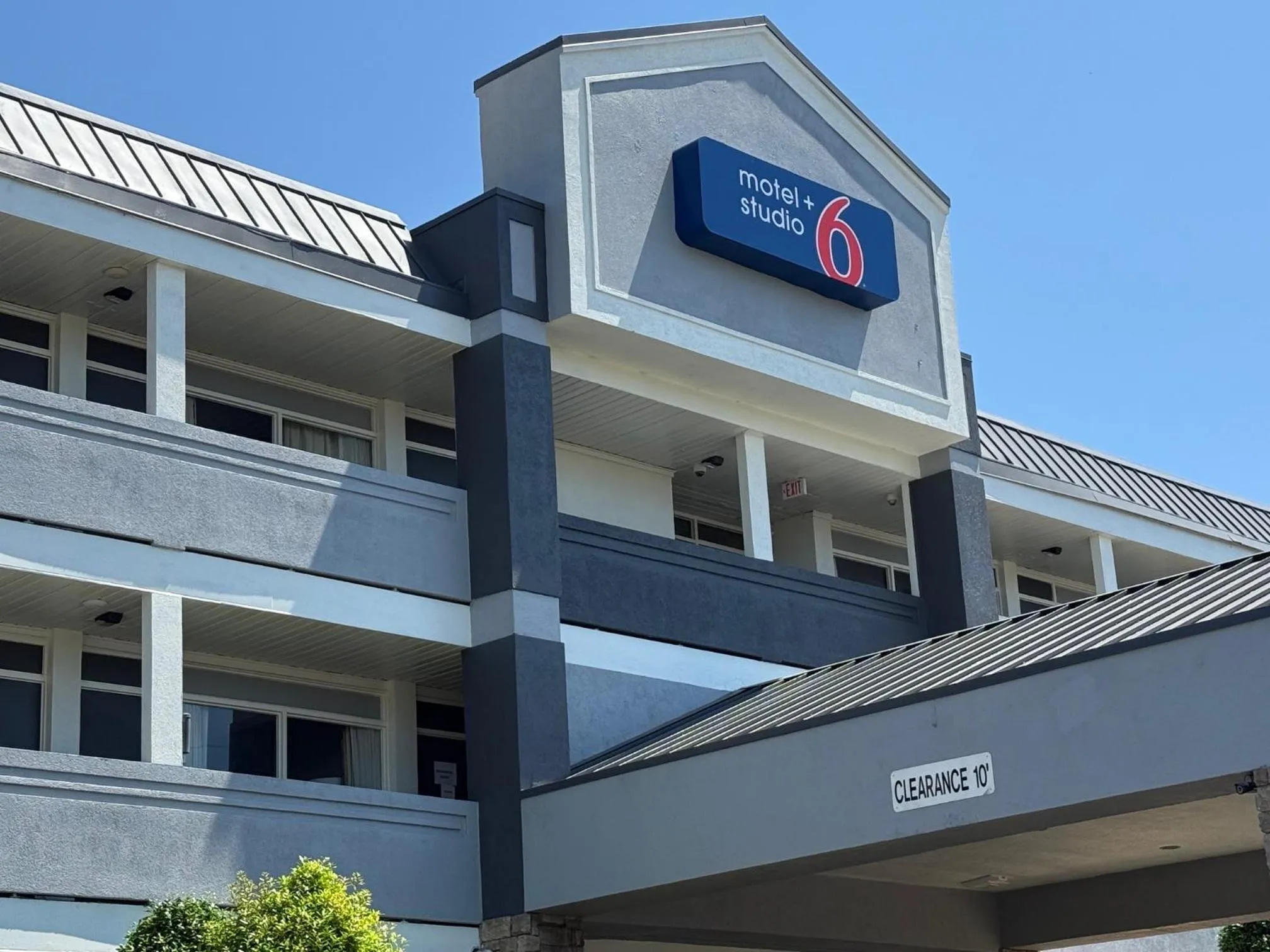 Property building in Motel 6 Charlotte, NC – Airport South