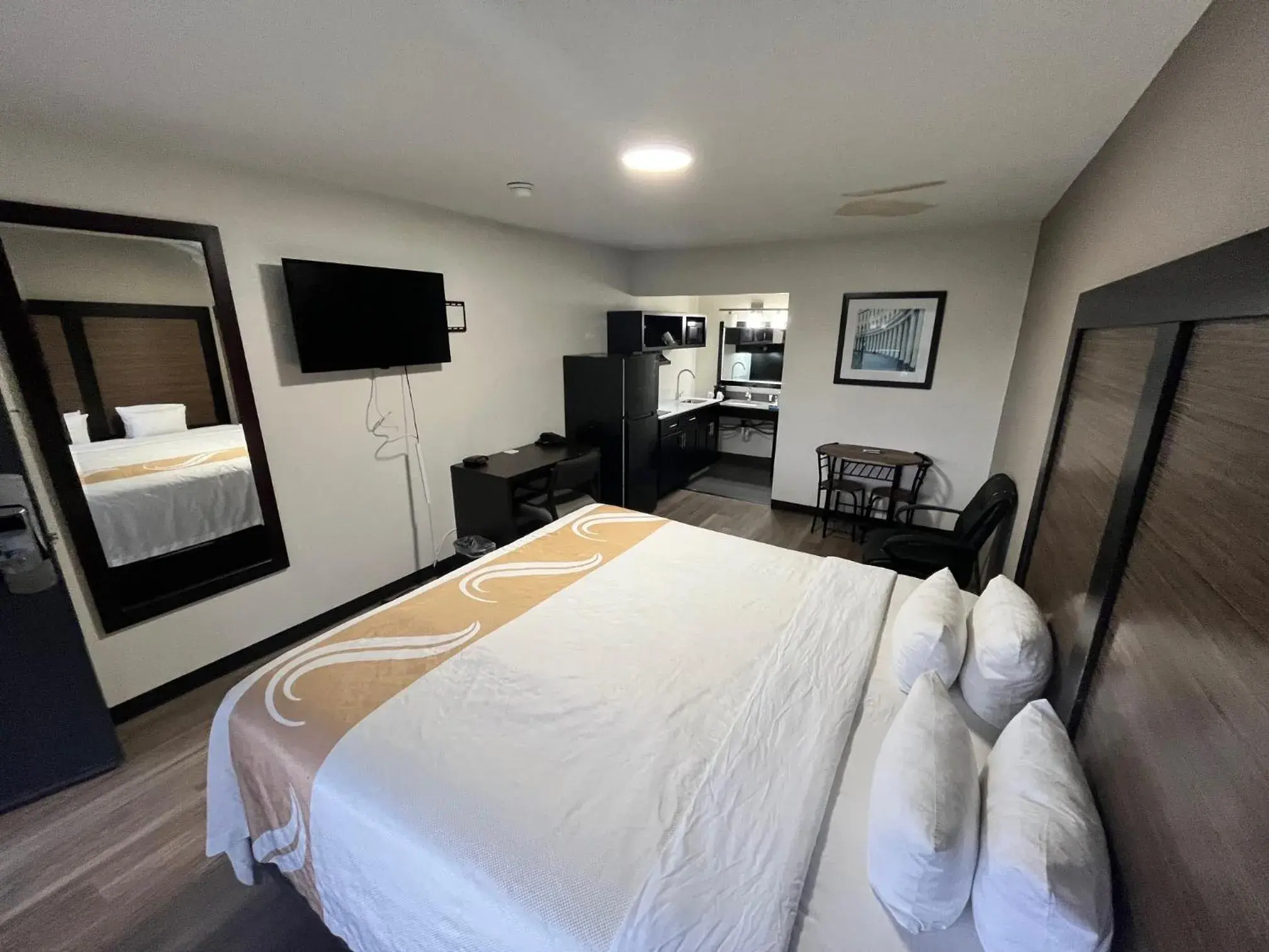 Bed in Quality Inn Airport South Bed in Quality Inn Airport South