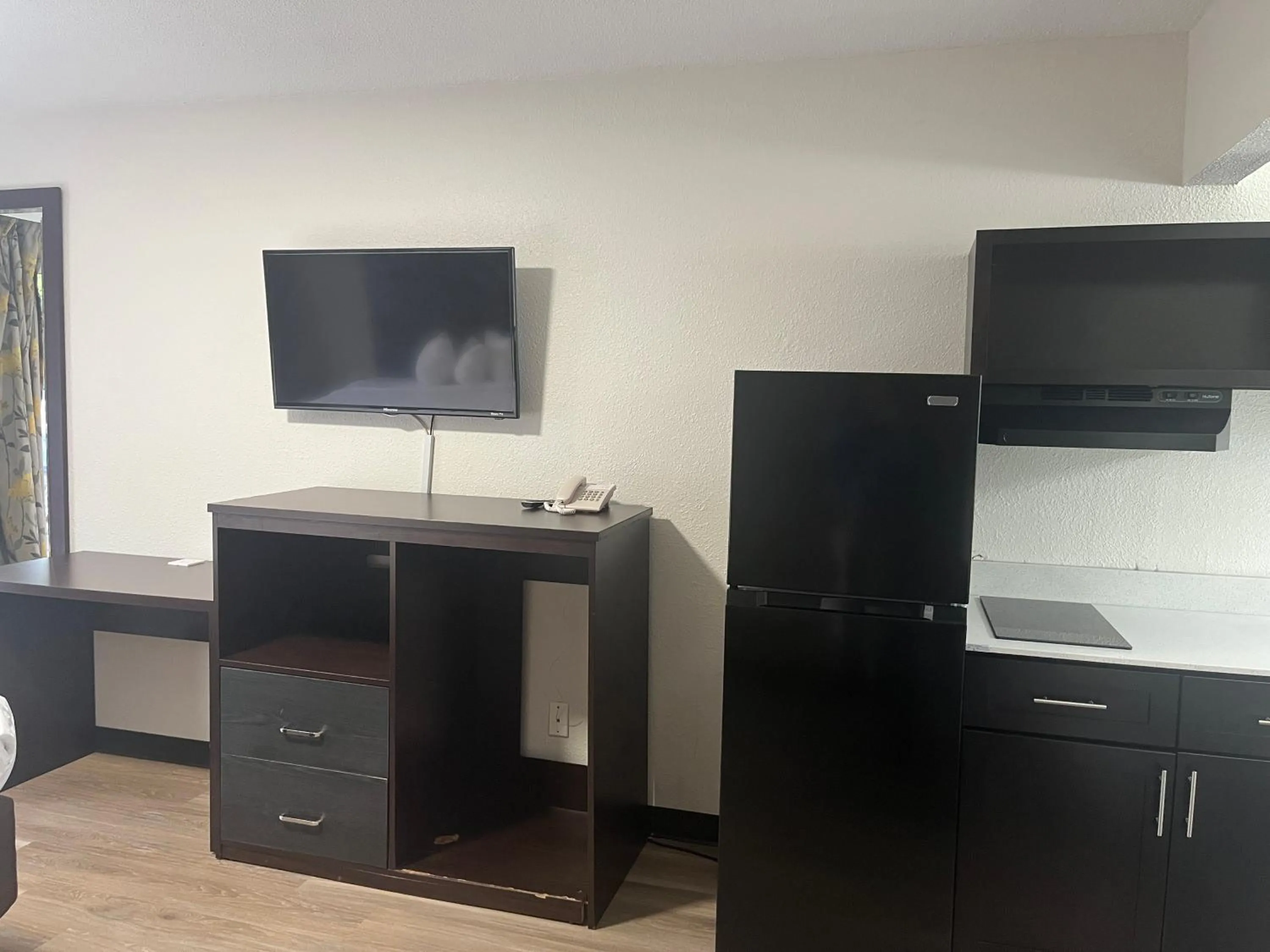 Bedroom in Motel 6 Charlotte, NC – Airport South