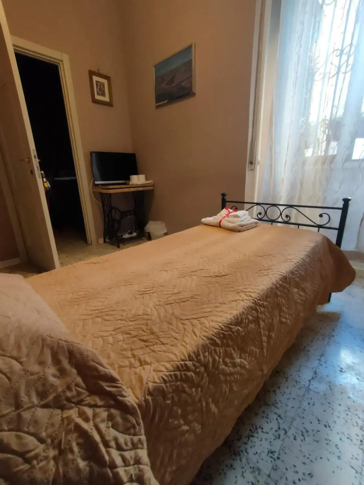 Standard Single Room with Shared Bathroom - single occupancy in Villa Dietro la Luna Standard Single Room with Shared Bathroom - single occupancy in Villa Dietro la Luna