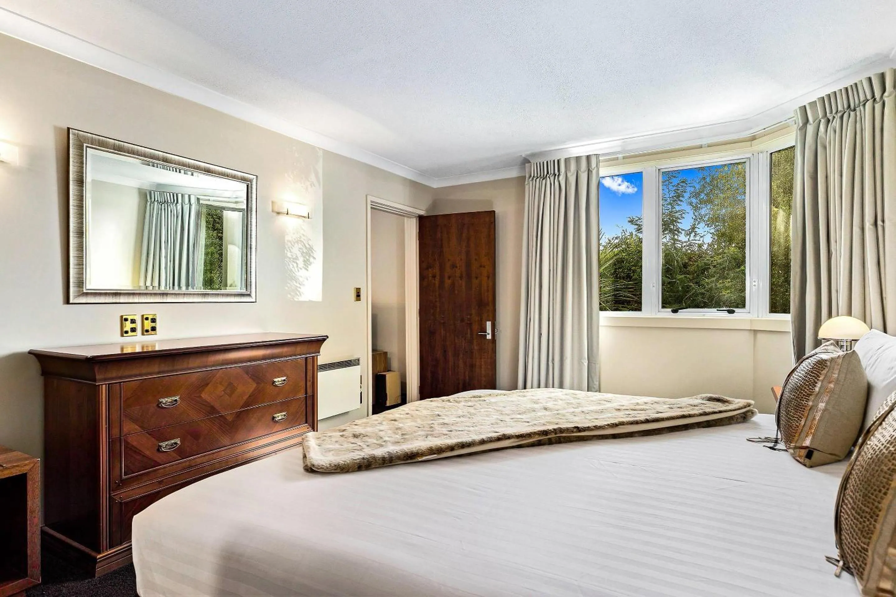 Bedroom, Bed in Hotel Elms Christchurch, an Ascend Collection Hotel