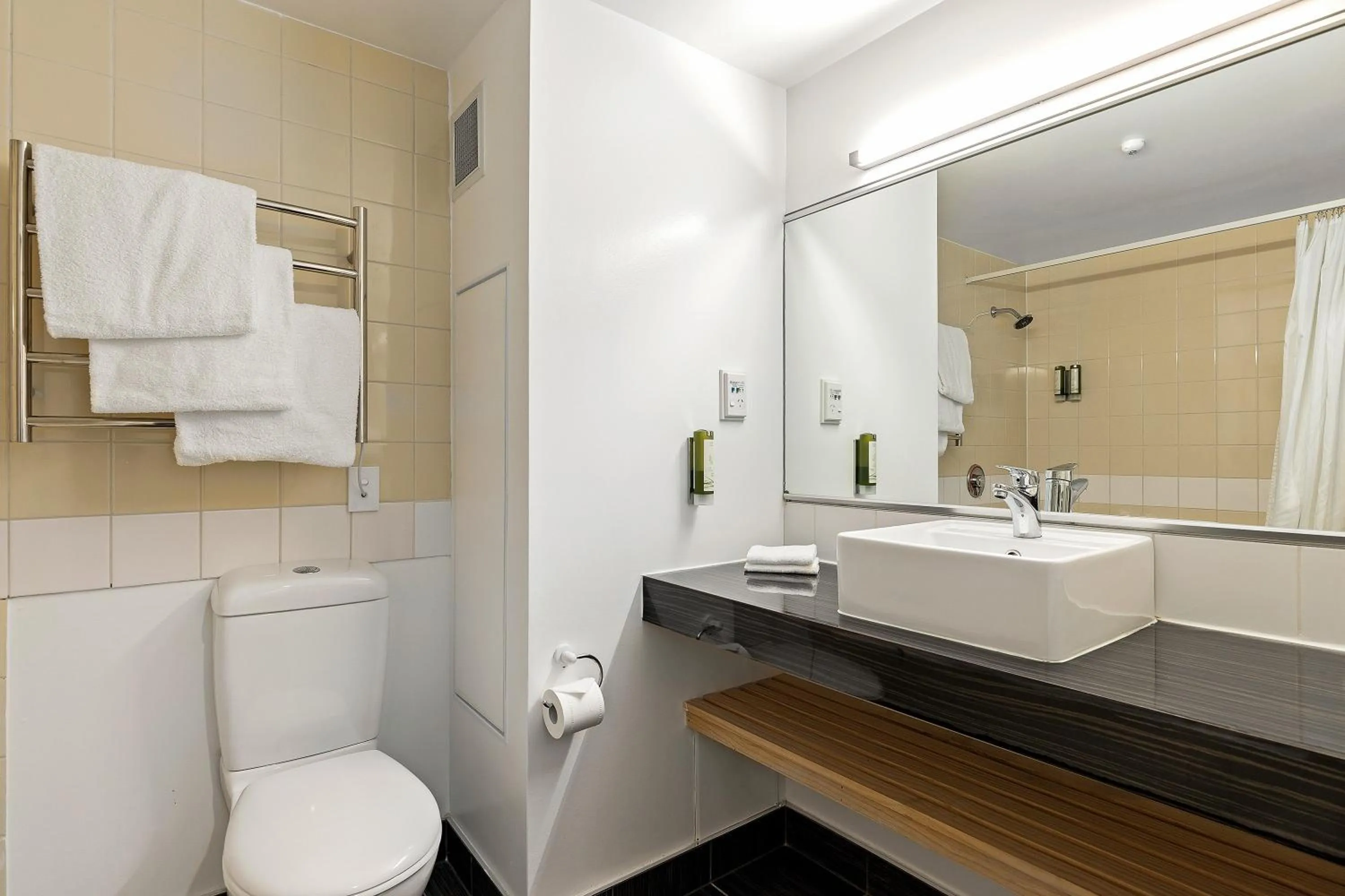 Bathroom in Quality Hotel Elms