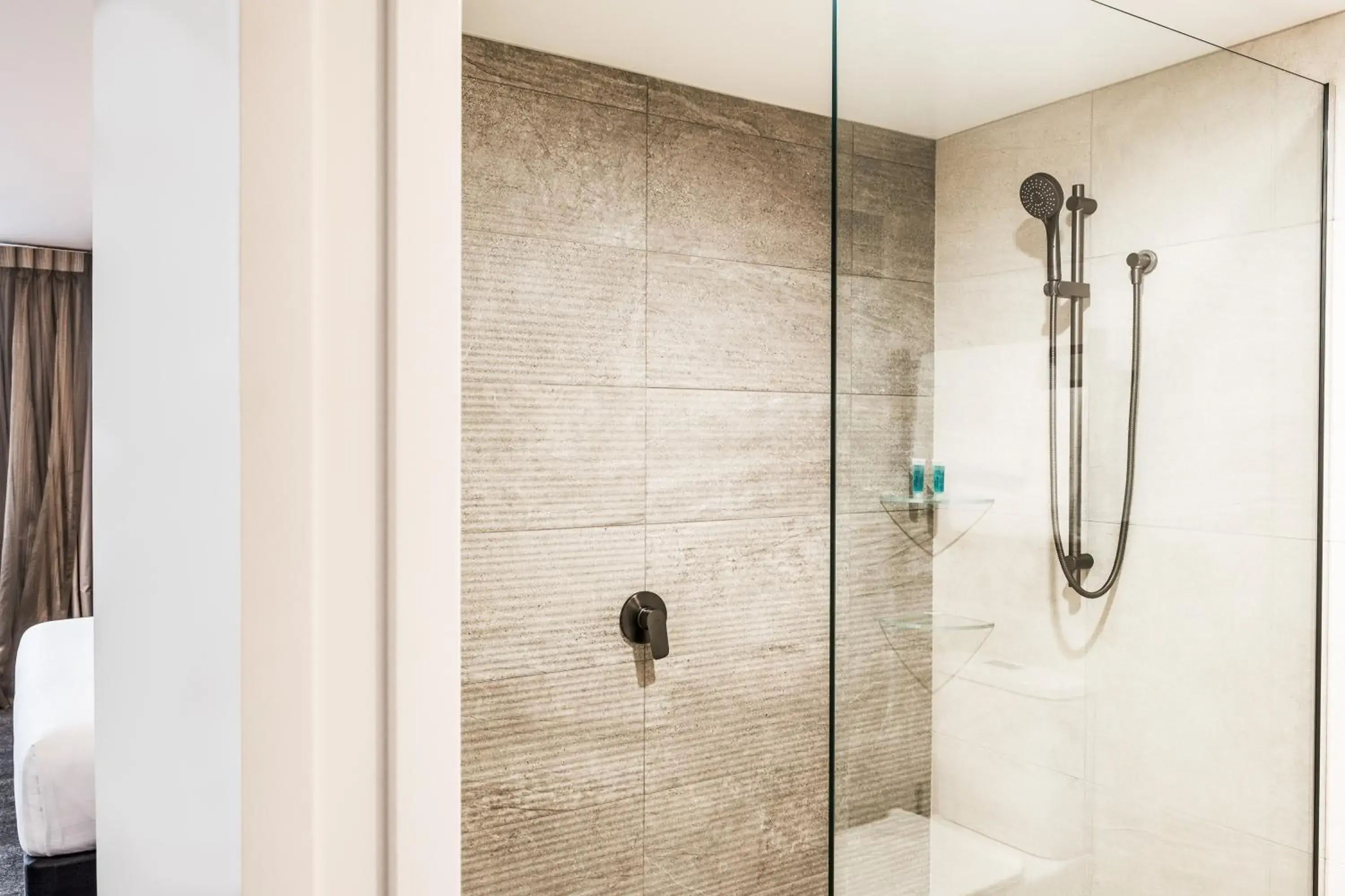 Shower, Bathroom in Quality Hotel Elms