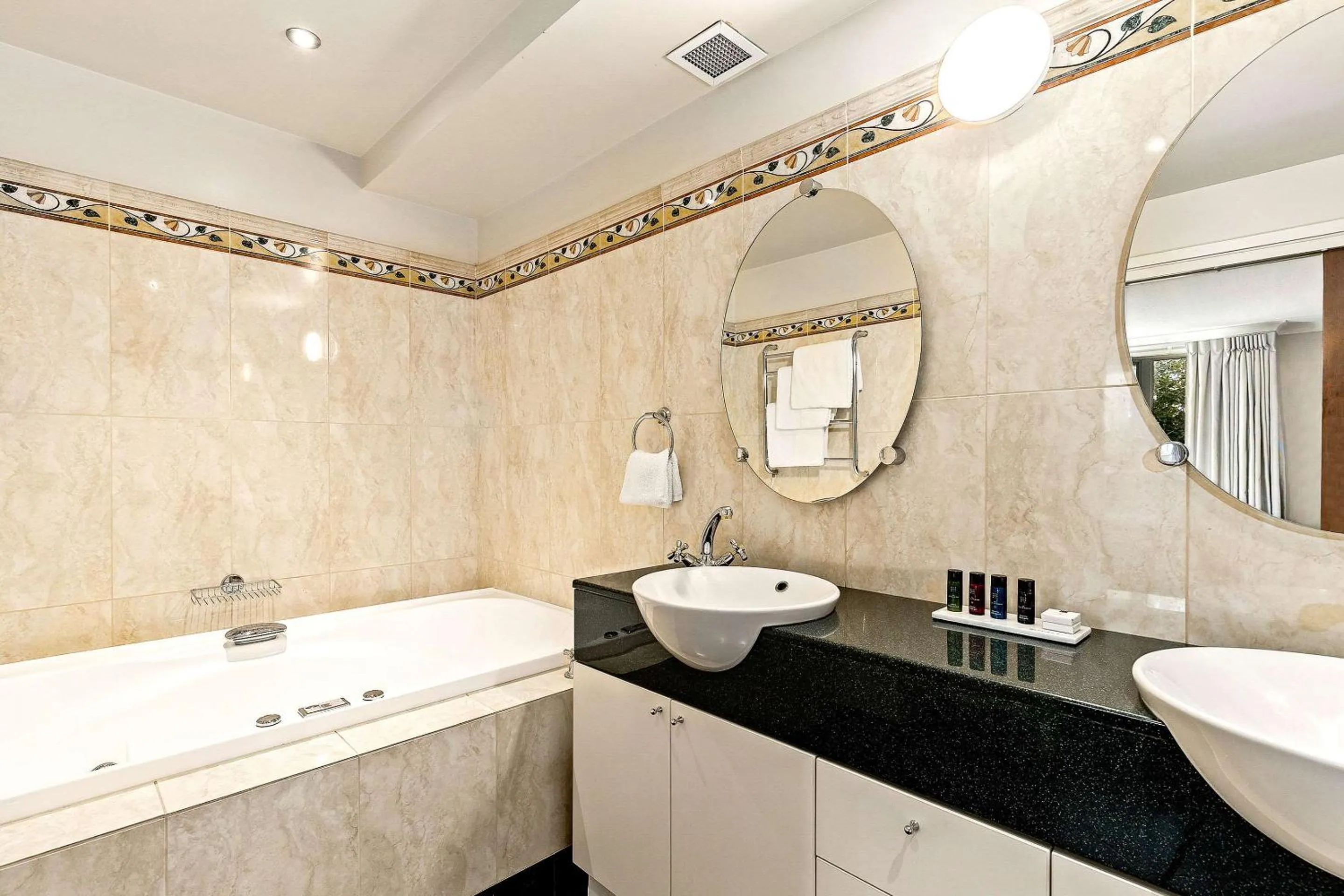 Bedroom, Bathroom in Quality Hotel Elms