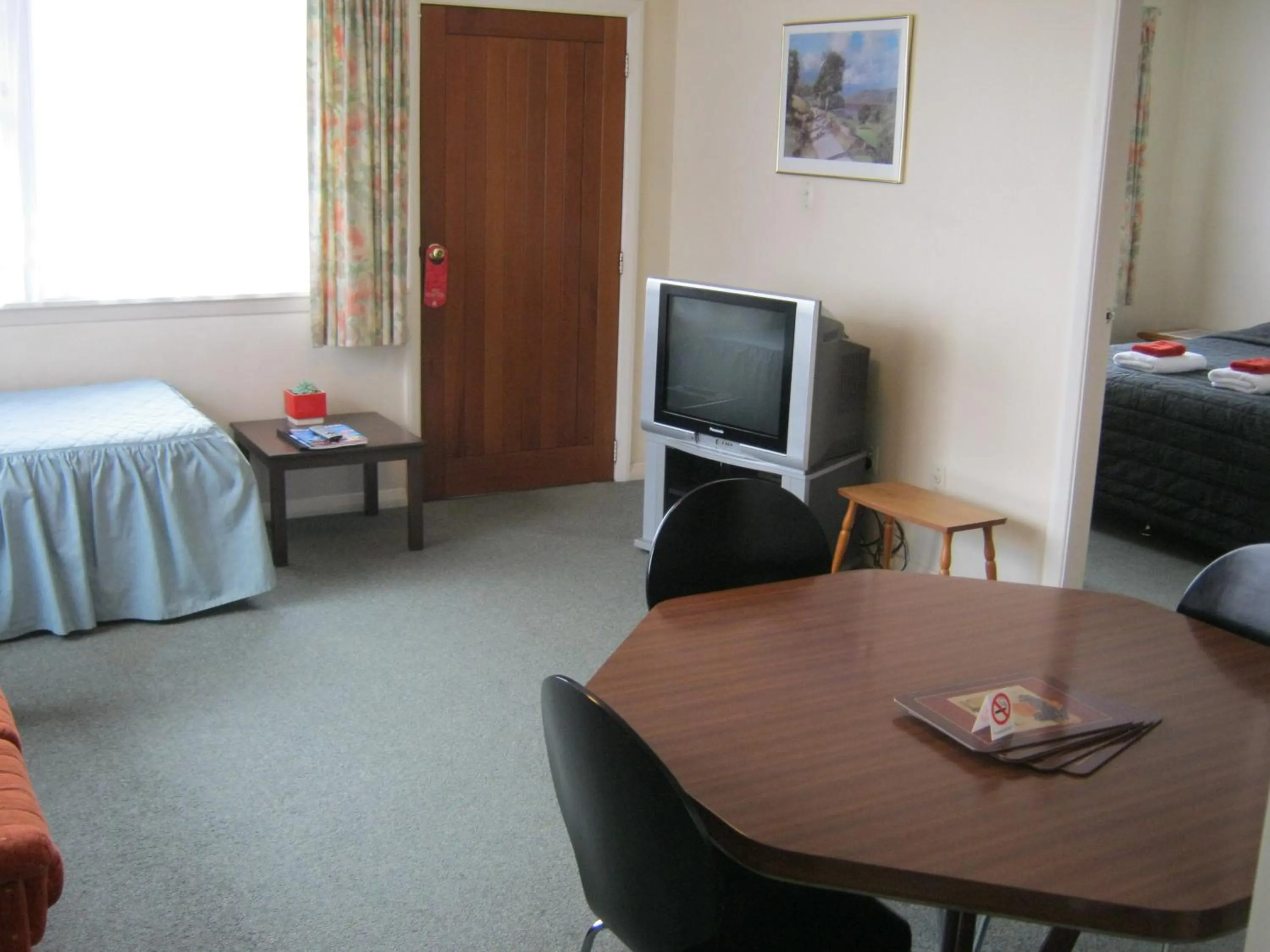 TV and multimedia, Bed in Blue Dolphin Motel