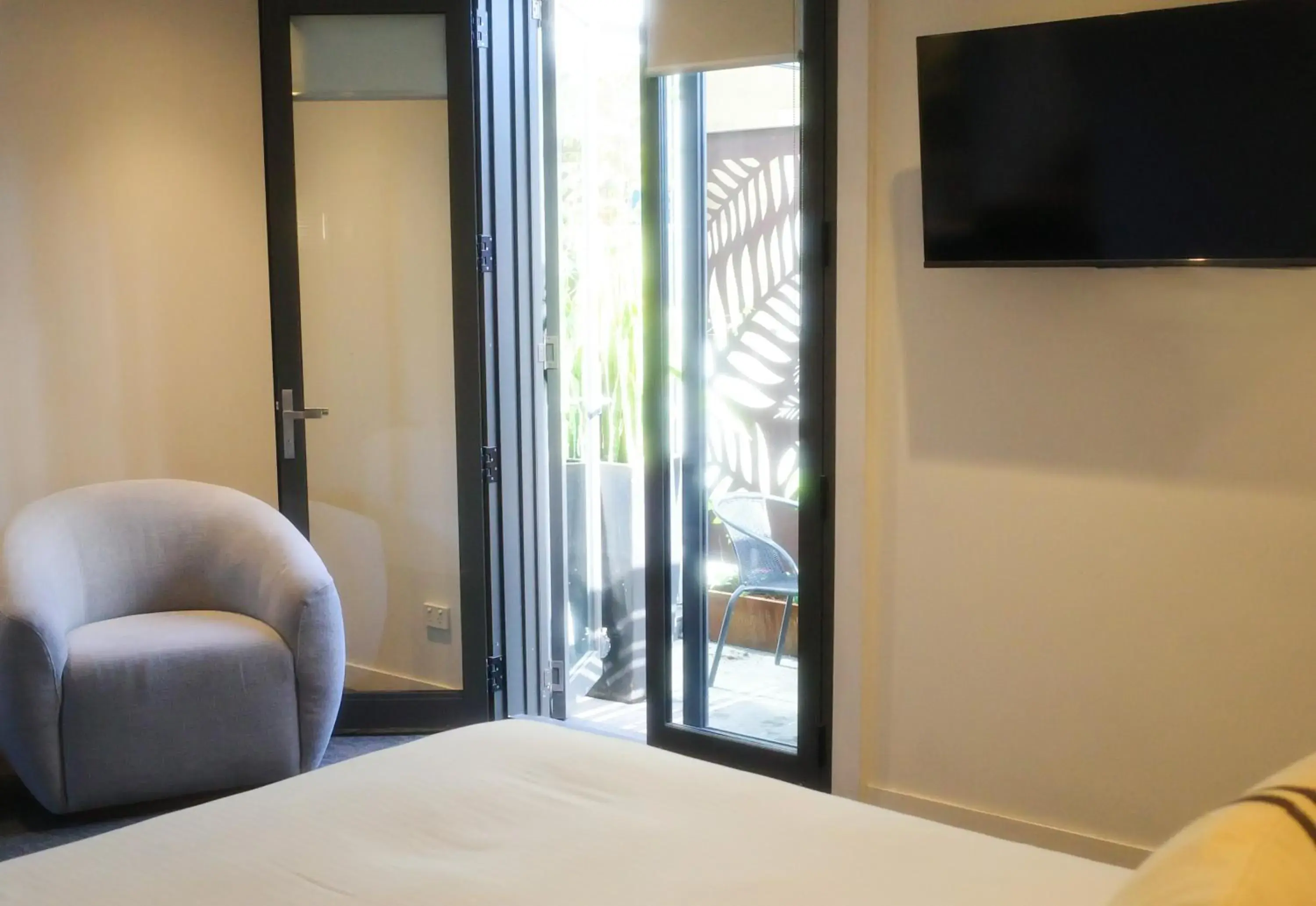 Balcony/Terrace, Bed in Crown Hotel Surry Hills Balcony/Terrace, Bed in Crown Hotel Surry Hills