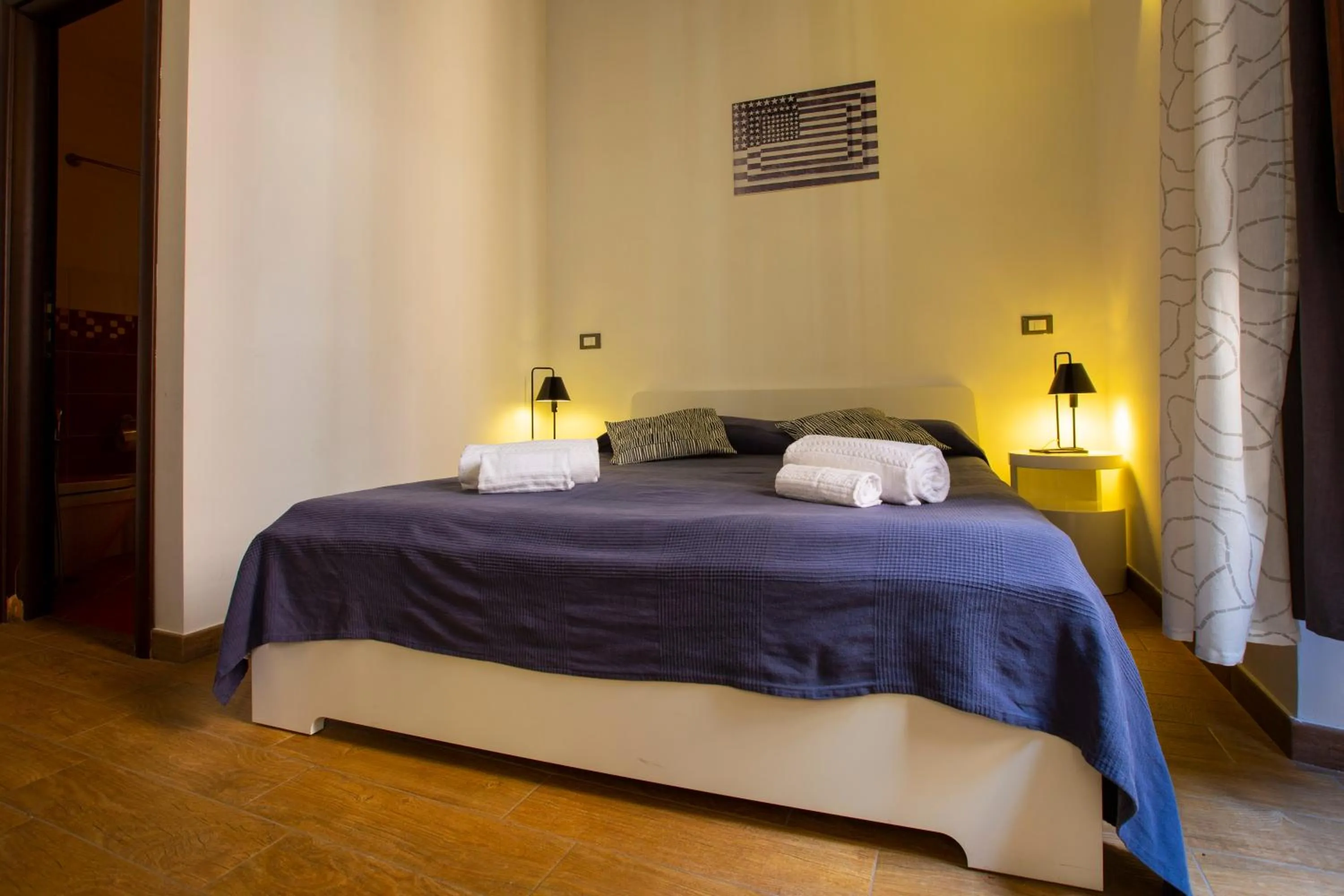 Photo of the whole room, Bed in POP Art B&B