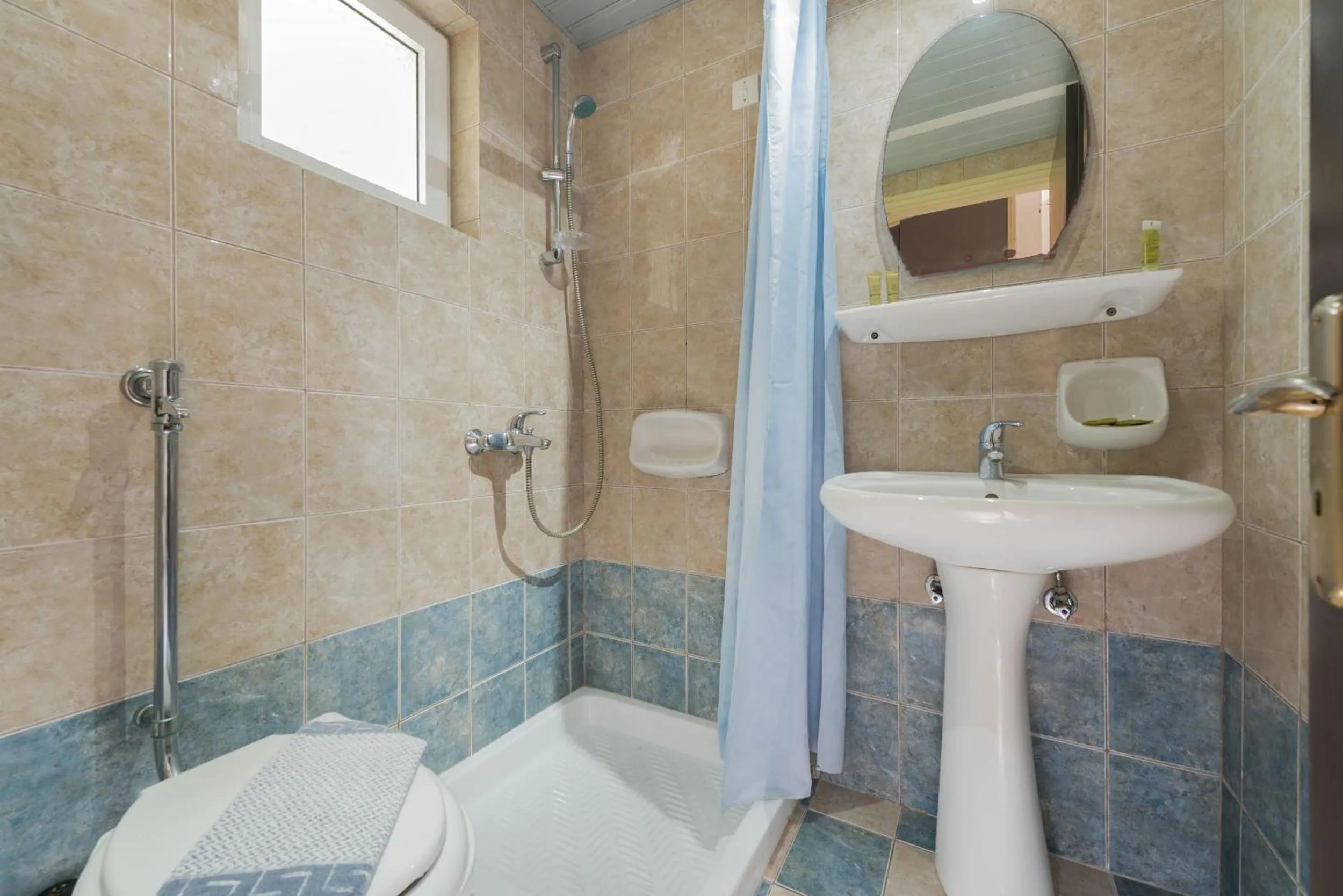 Shower in Hotel Cronulla