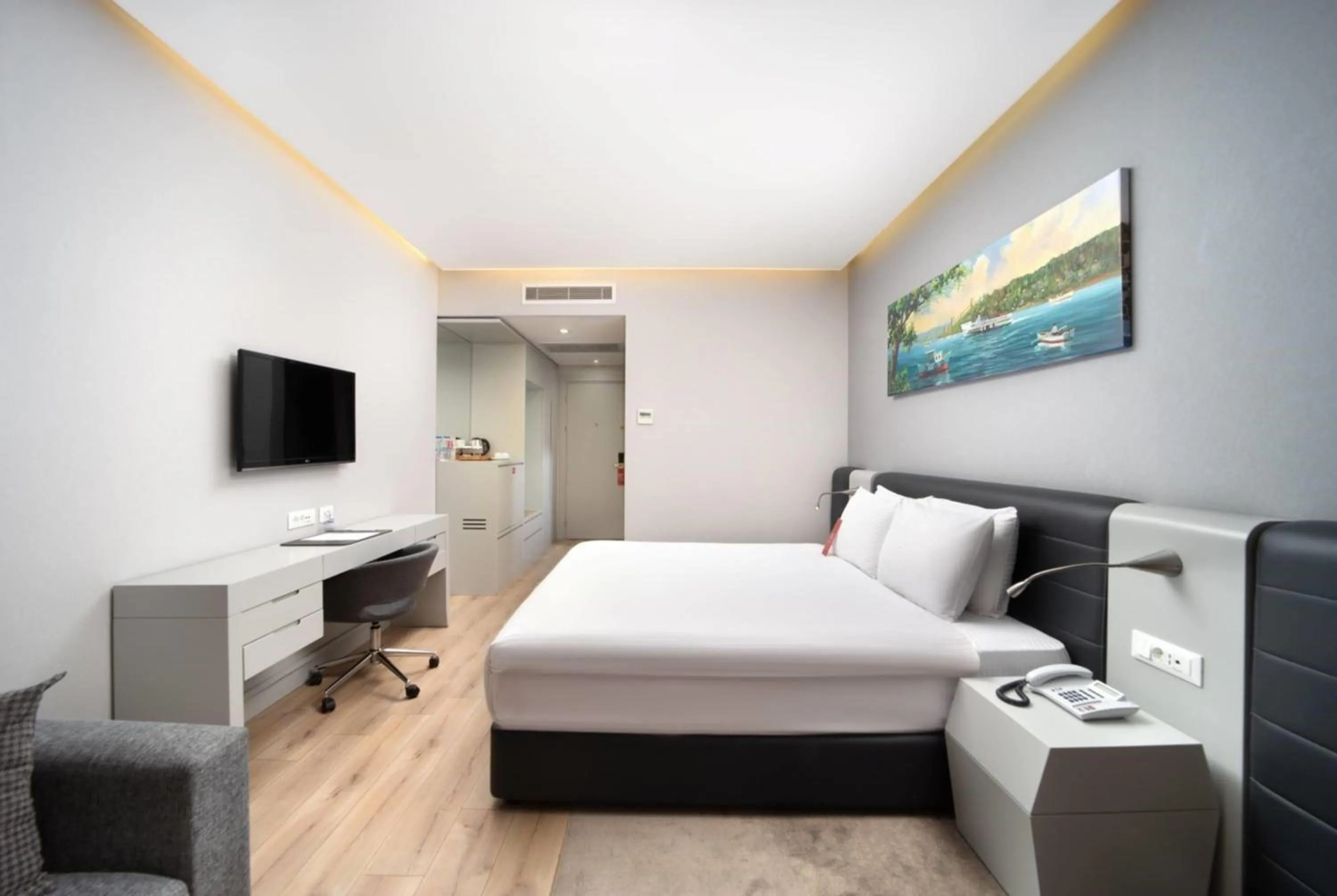 Photo of the whole room, Bed in Ramada Plaza by Wyndham Istanbul Atakoy
