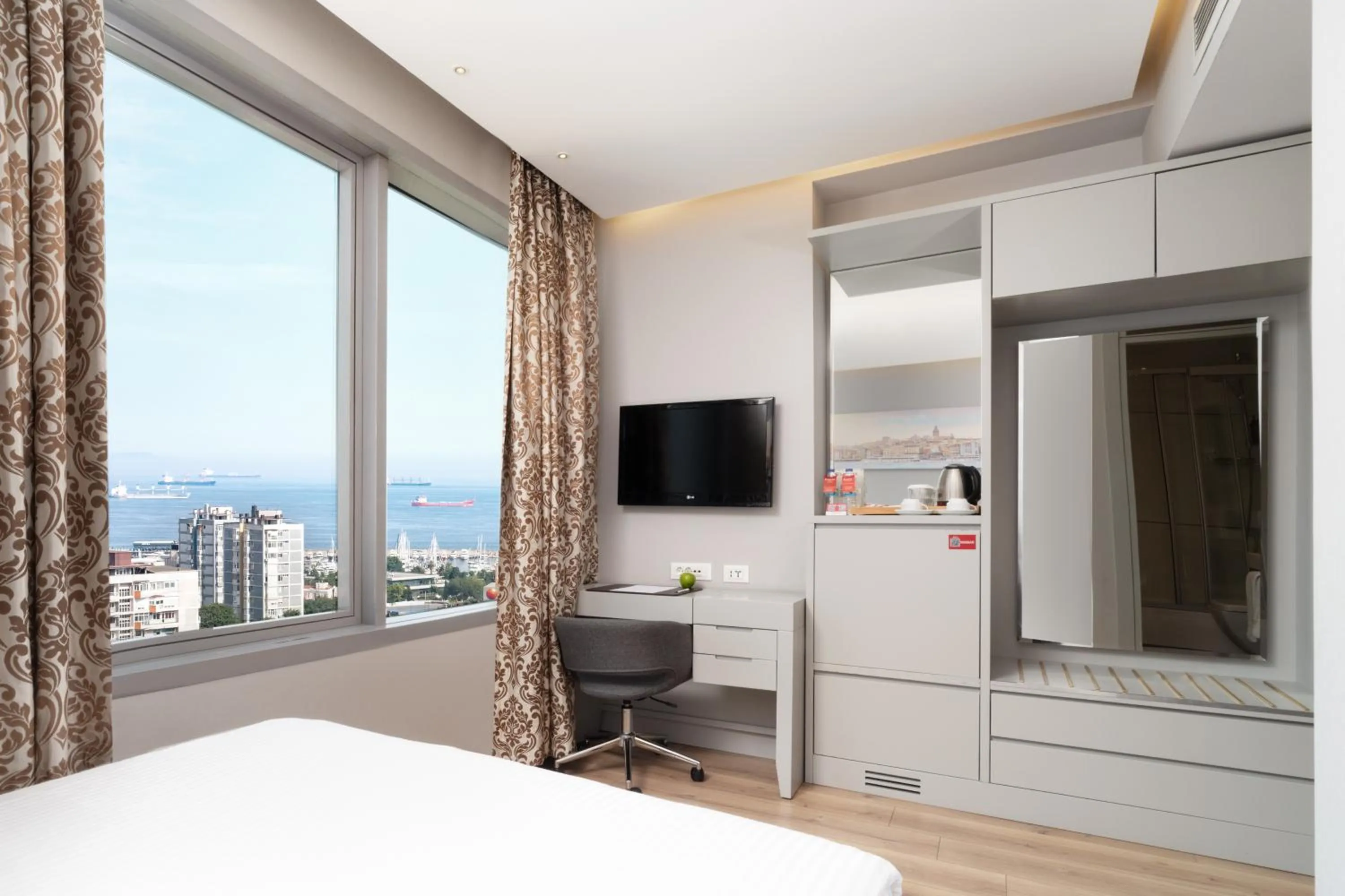 Sea view, Bed in Ramada Plaza by Wyndham Istanbul Atakoy