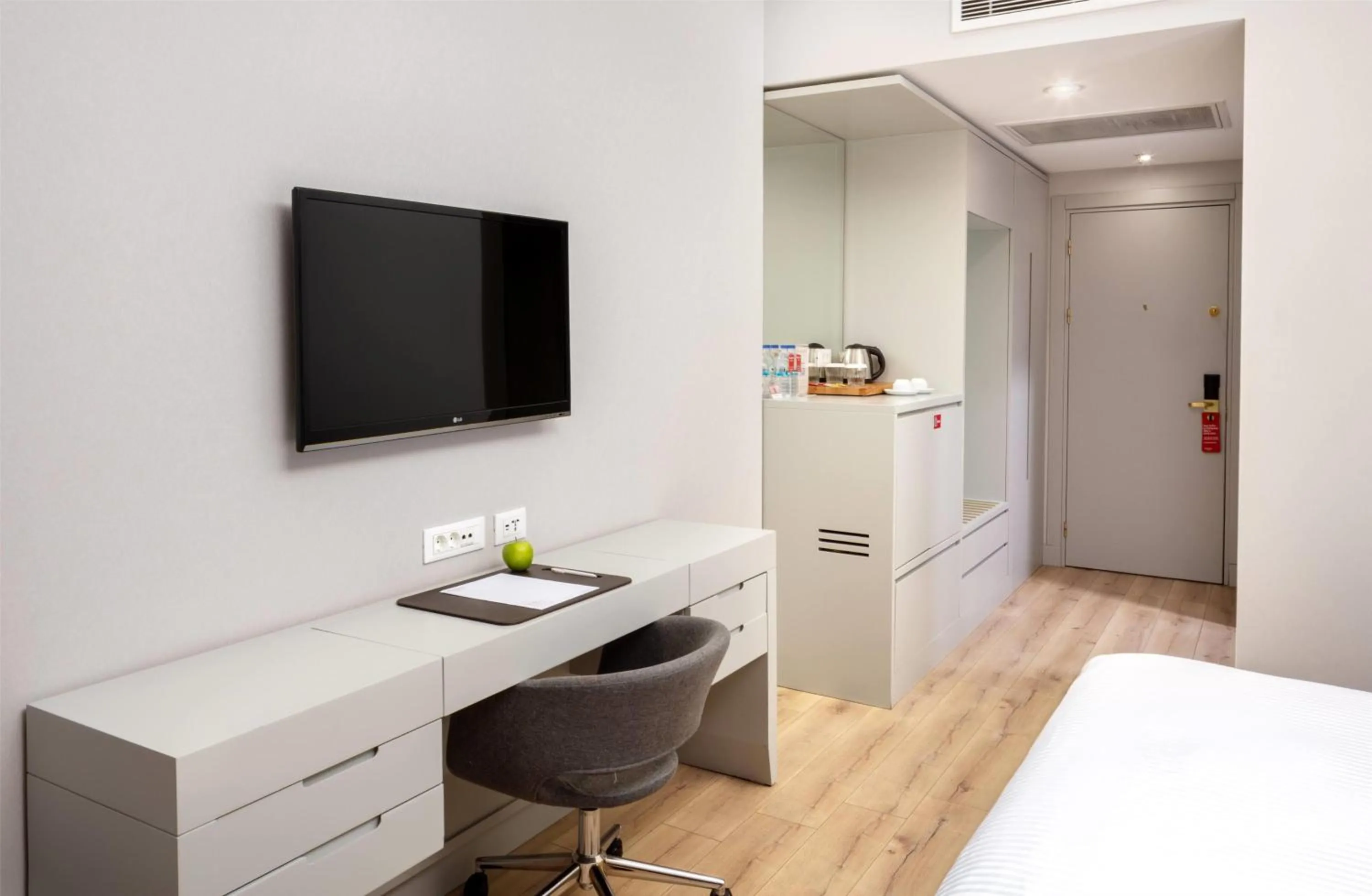 Photo of the whole room, Bed in Ramada Plaza by Wyndham Istanbul Atakoy