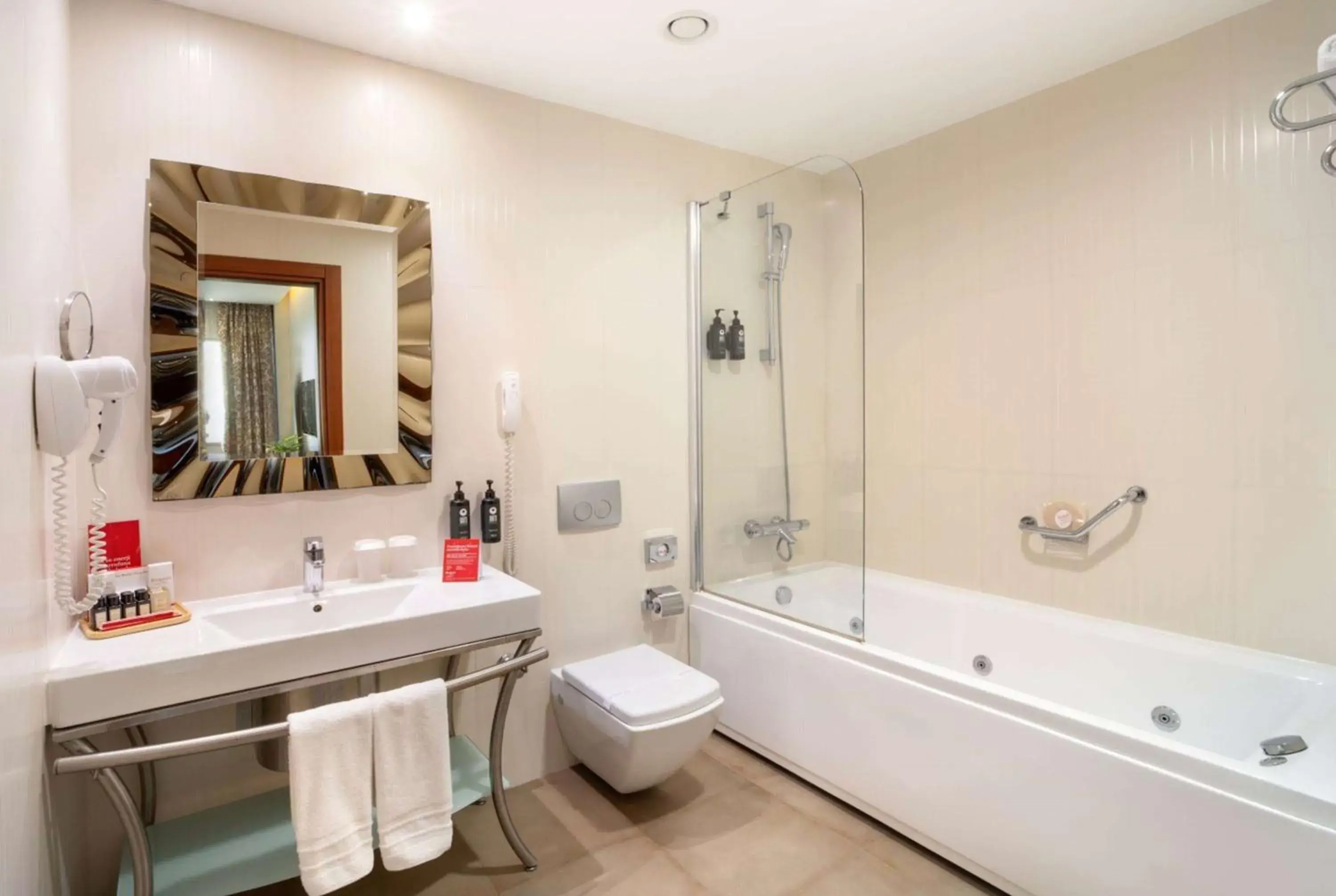 Bathroom in Ramada Plaza by Wyndham Istanbul Atakoy Bathroom in Ramada Plaza by Wyndham Istanbul Atakoy