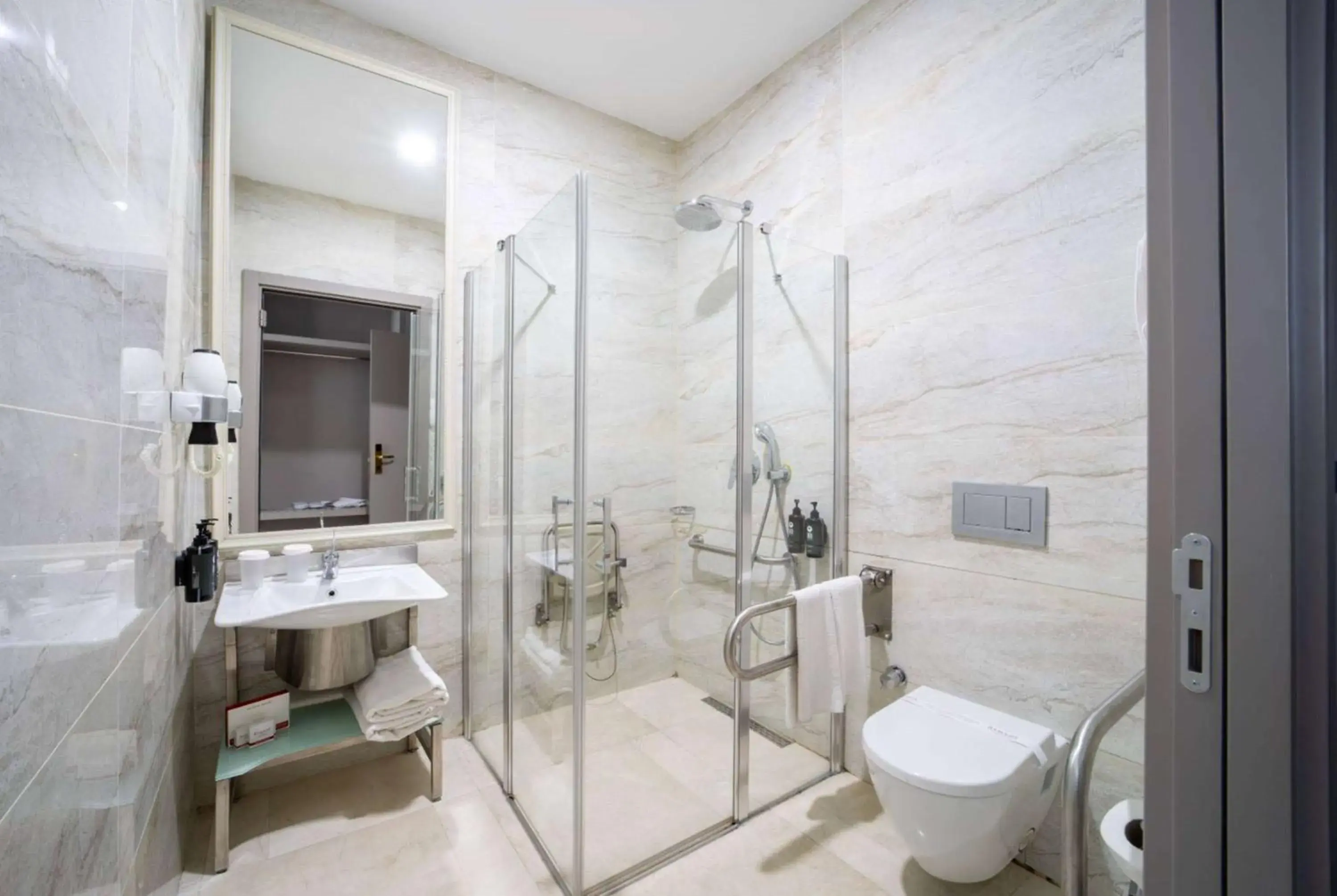 Bathroom in Ramada Plaza by Wyndham Istanbul Atakoy Bathroom in Ramada Plaza by Wyndham Istanbul Atakoy