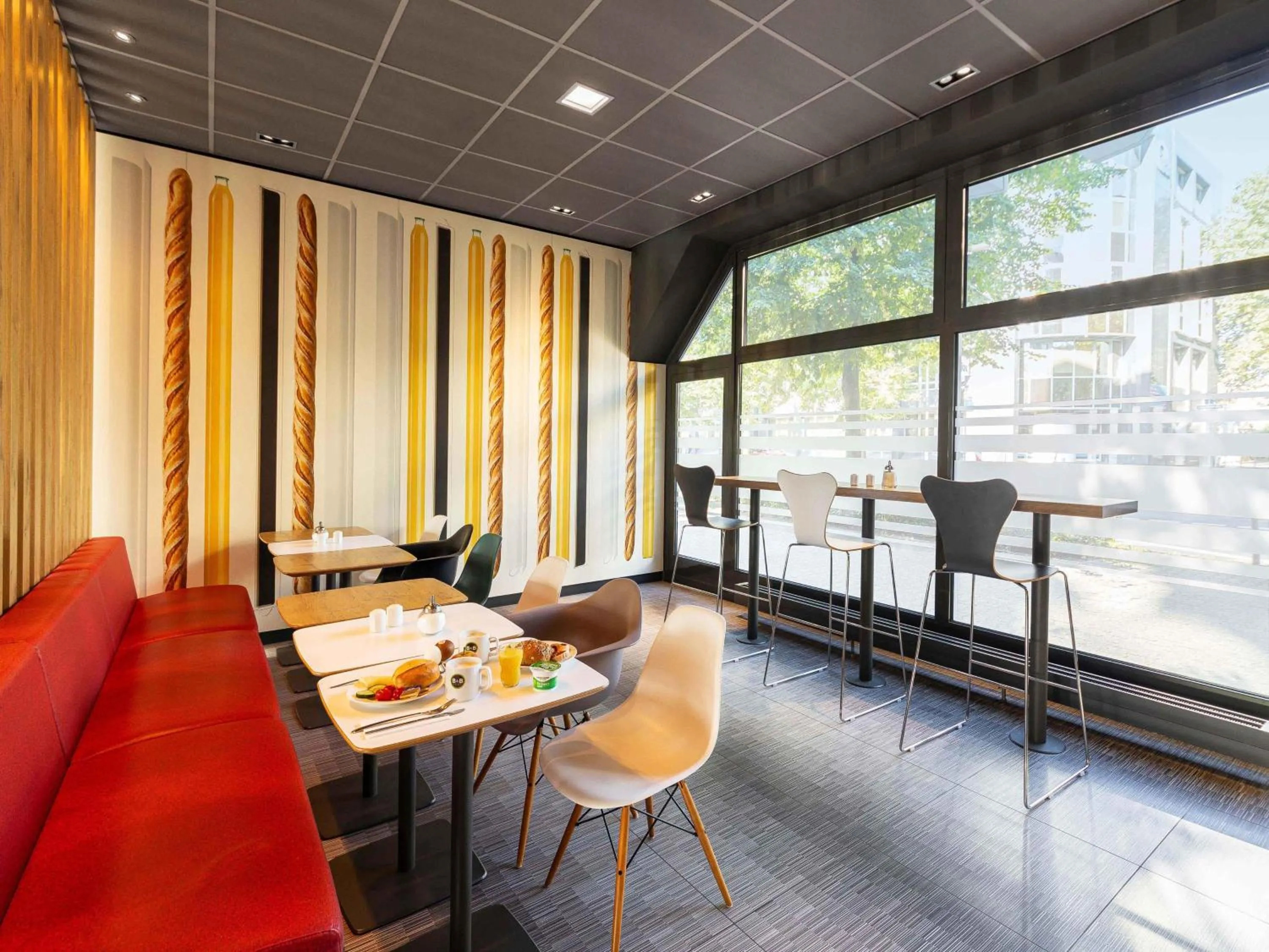 Photo of the whole room in B&B Hotel Düsseldorf-Hbf