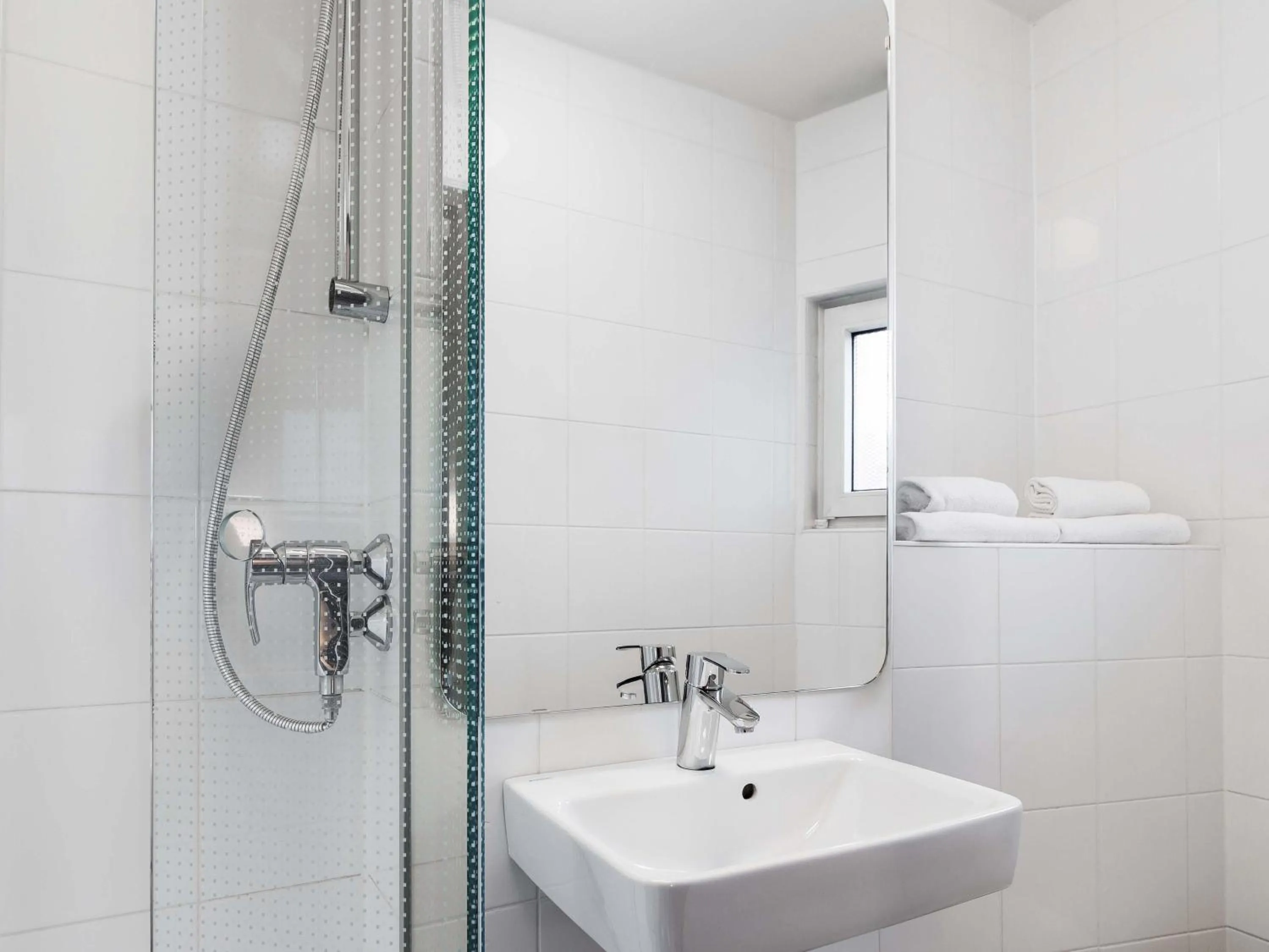 Shower in B&B Hotel Düsseldorf-Hbf