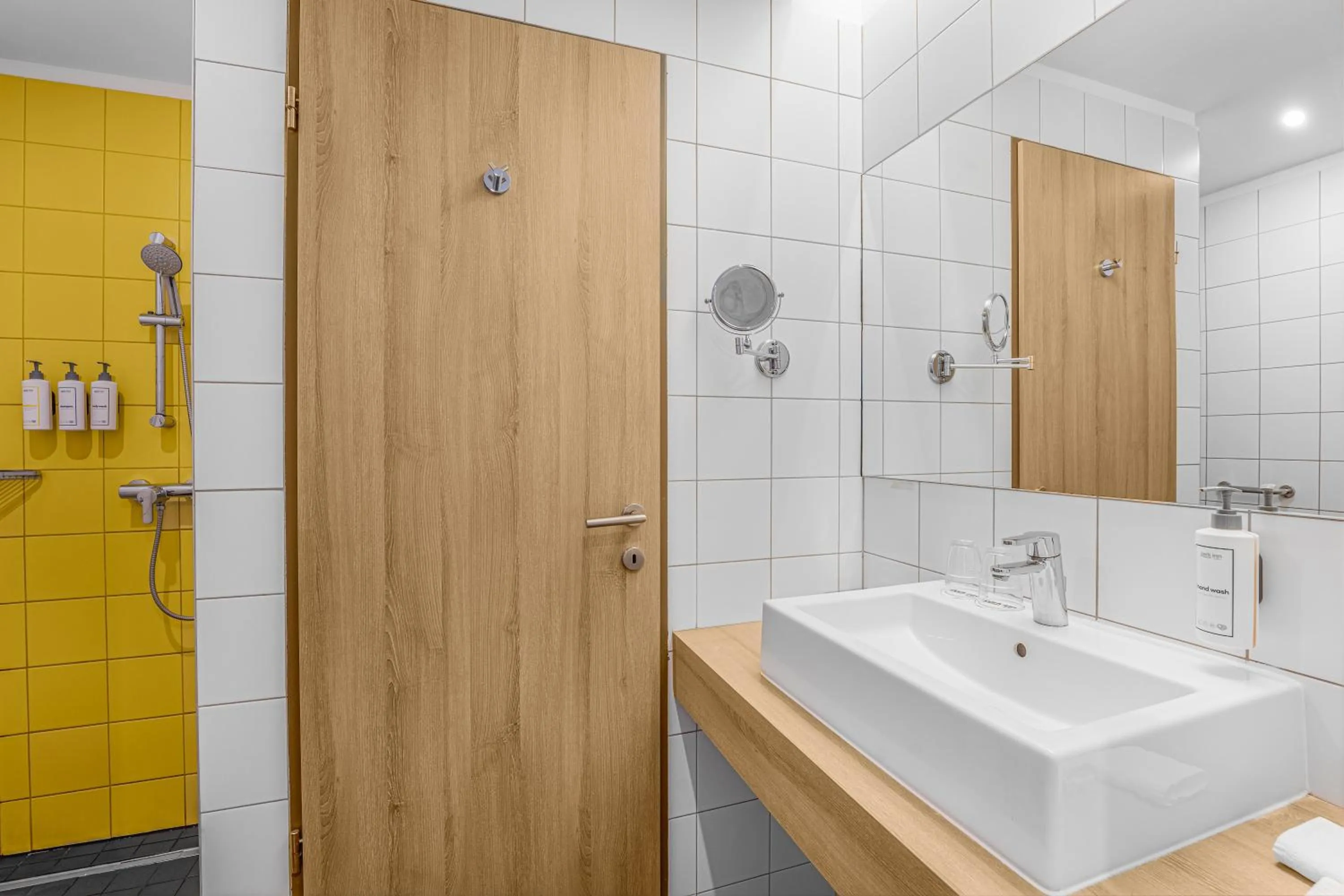 Shower in Park Inn By Radisson Budapest