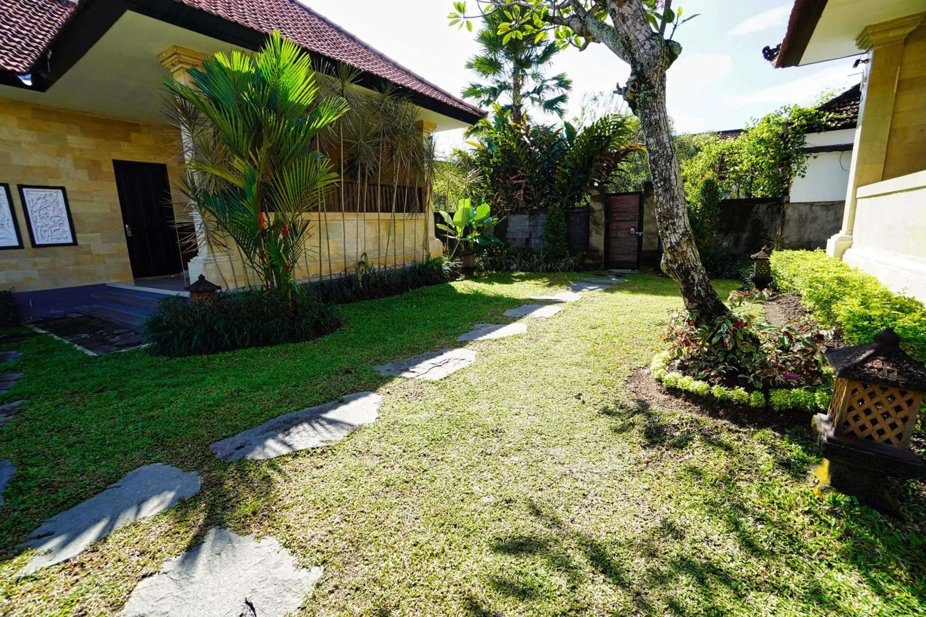 Garden in Adil Villa & Resort