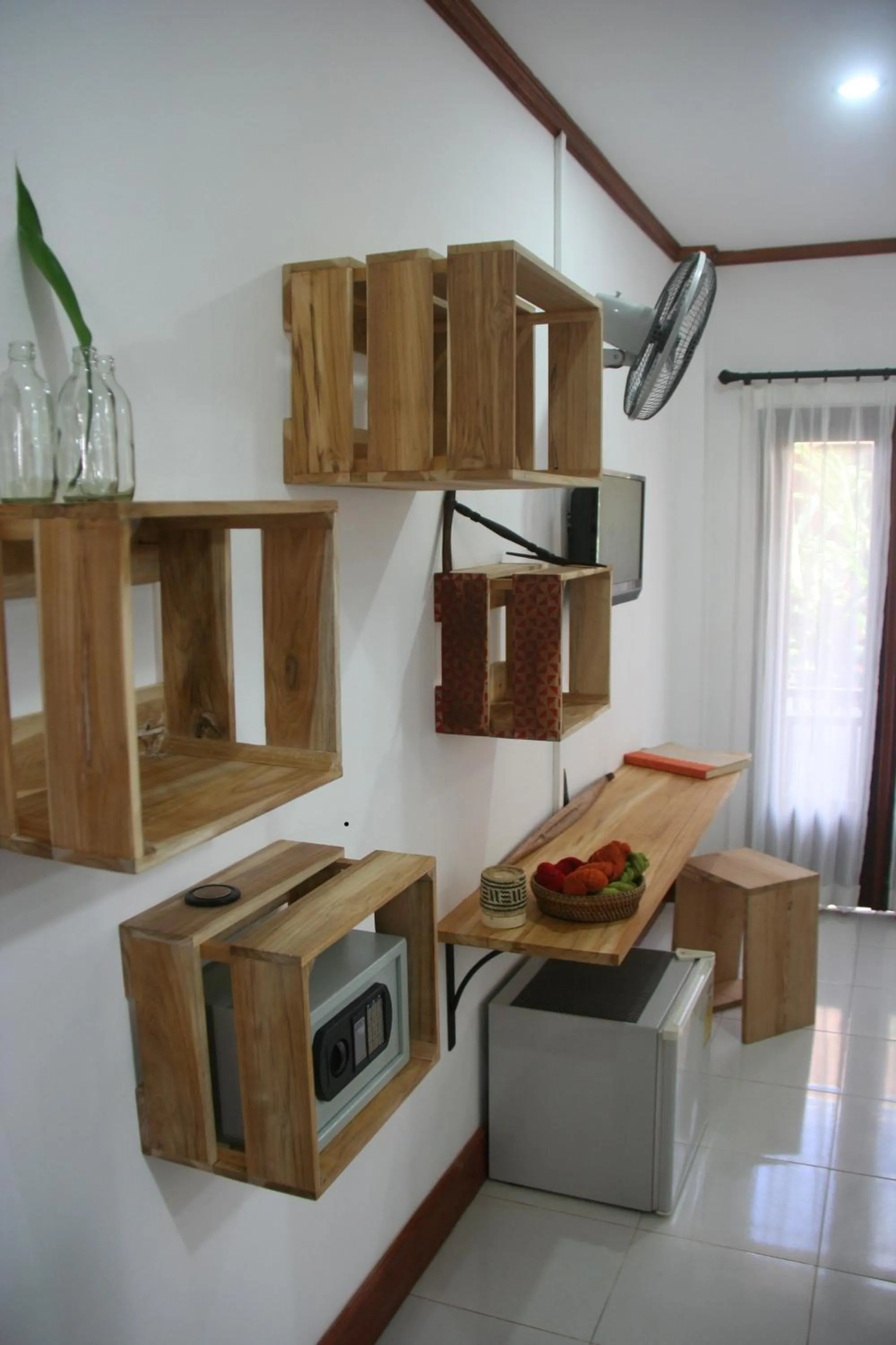 Photo of the whole room in Cold River