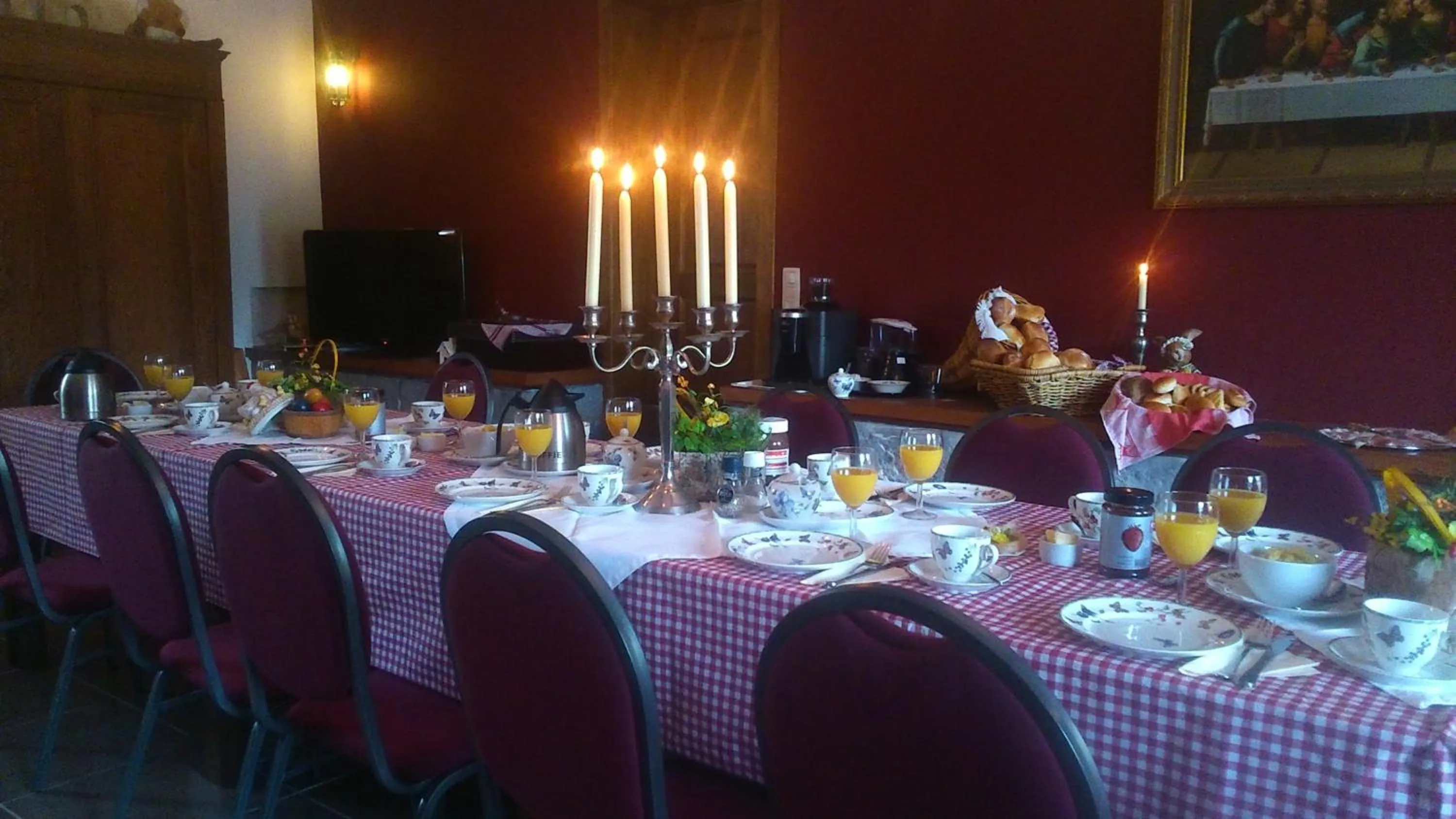 Dining area in B&B Au Coeur de Villers