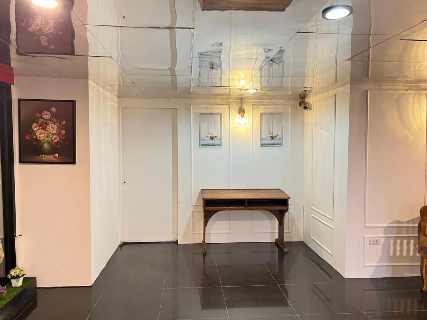 Lobby or reception in The Chilli by Golden Ray