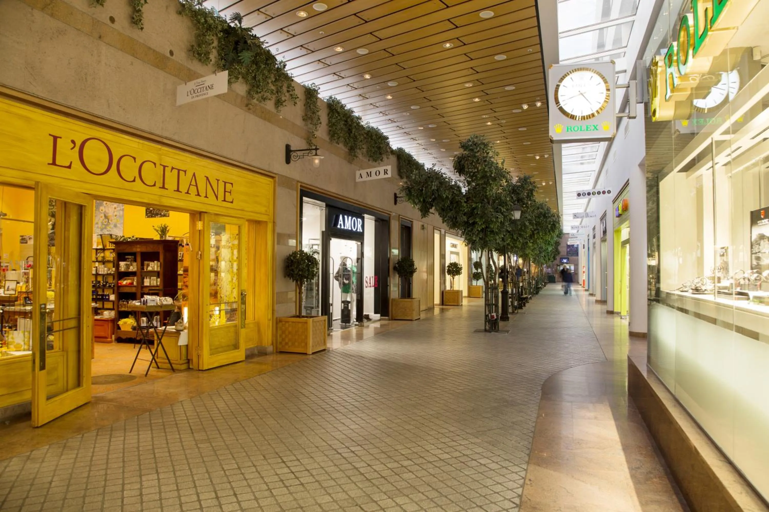 On-site shops in Royal Garden by Isrotel Collection