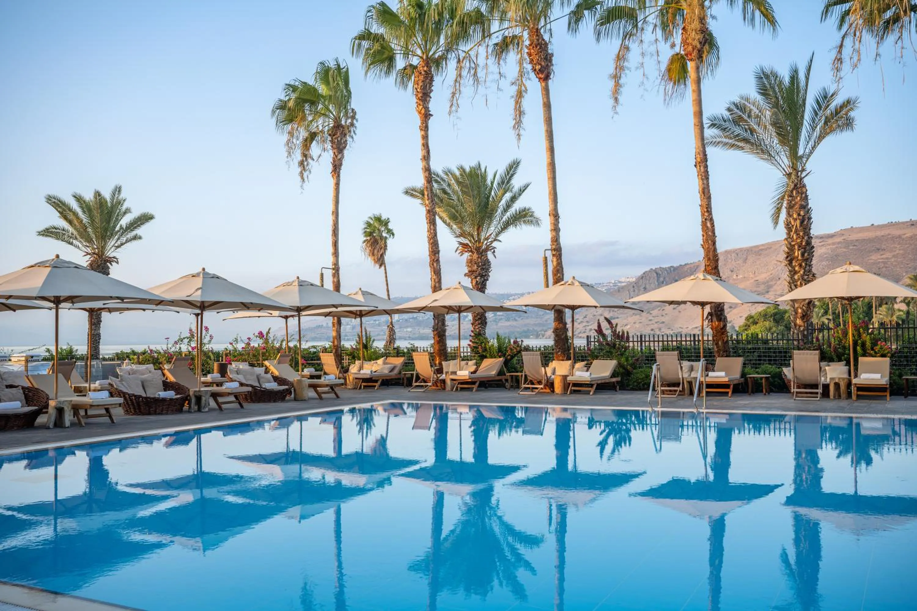 Swimming pool in Gomeh by Isrotel Design