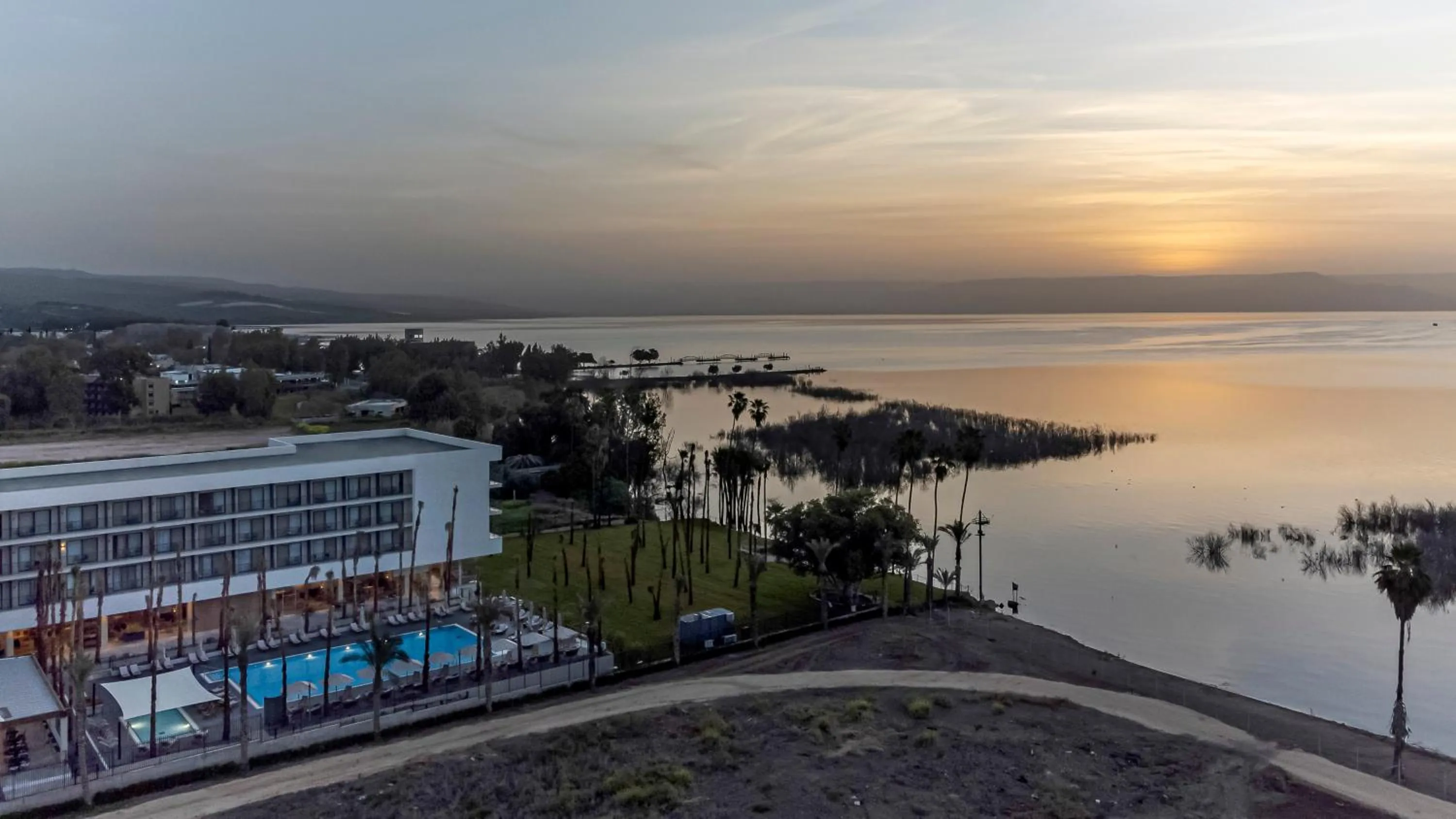 Lake view in Gomeh by Isrotel Design