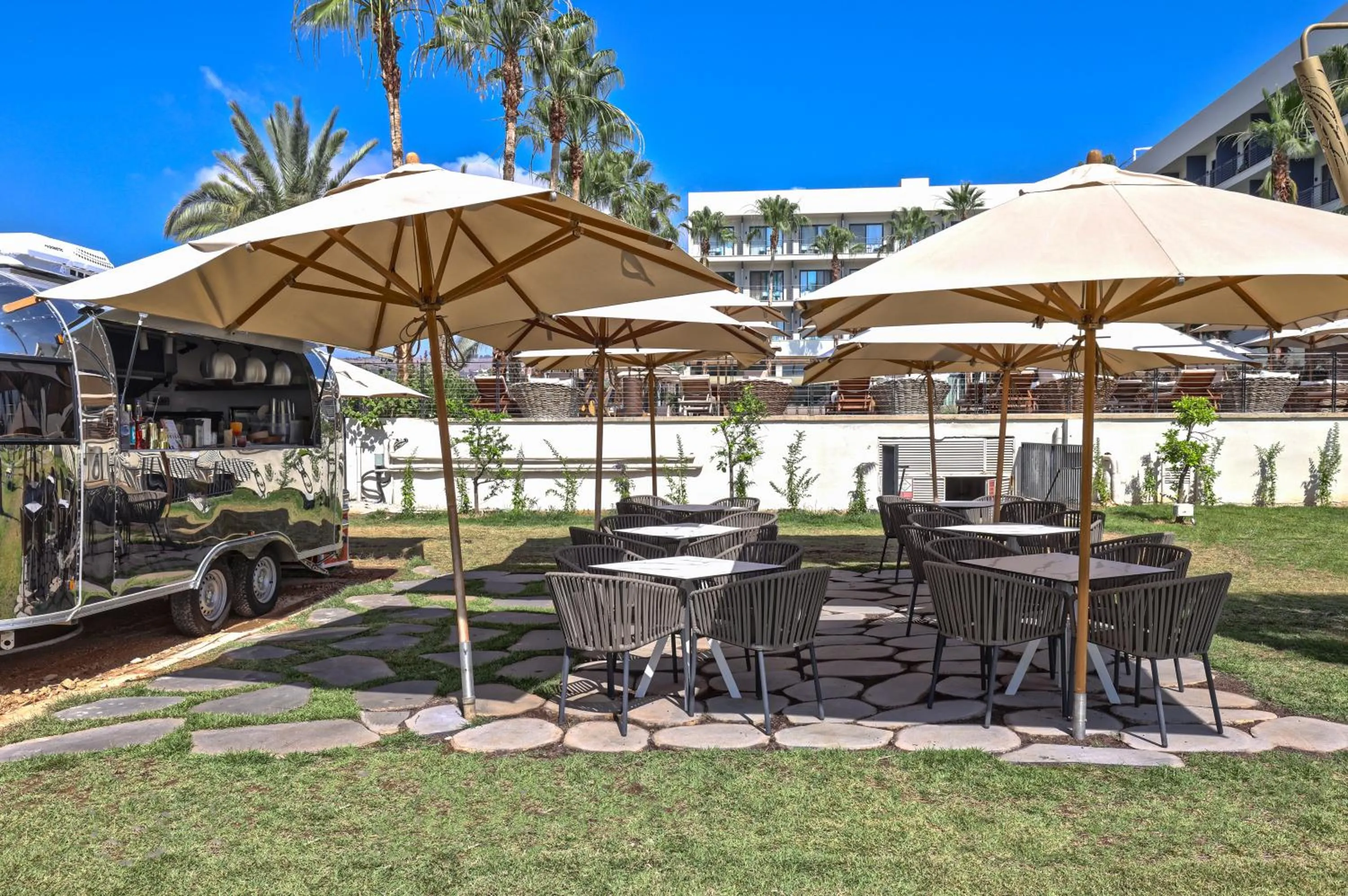 Garden view in Gomeh by Isrotel Design