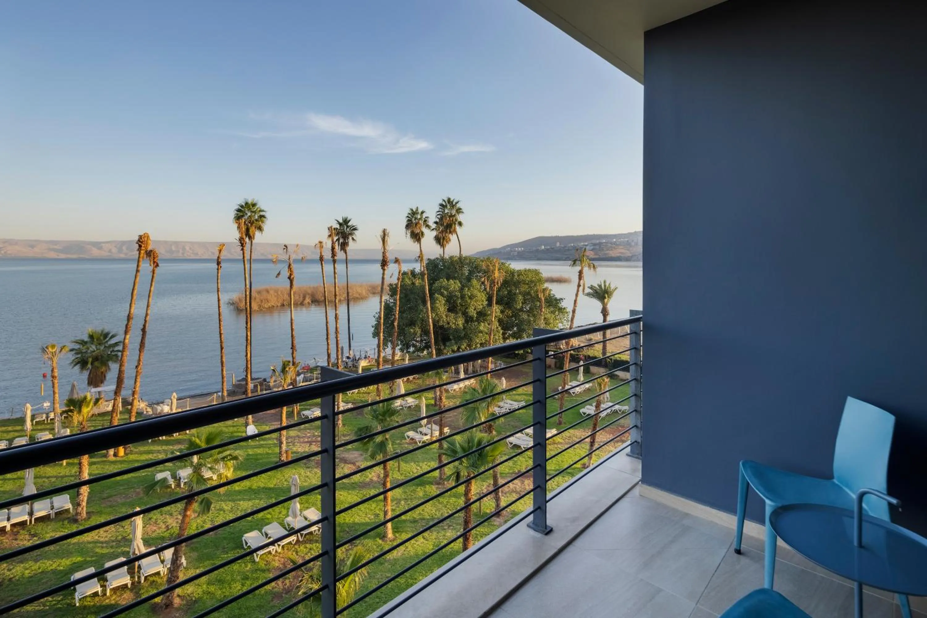 Balcony/Terrace in Gomeh by Isrotel Design