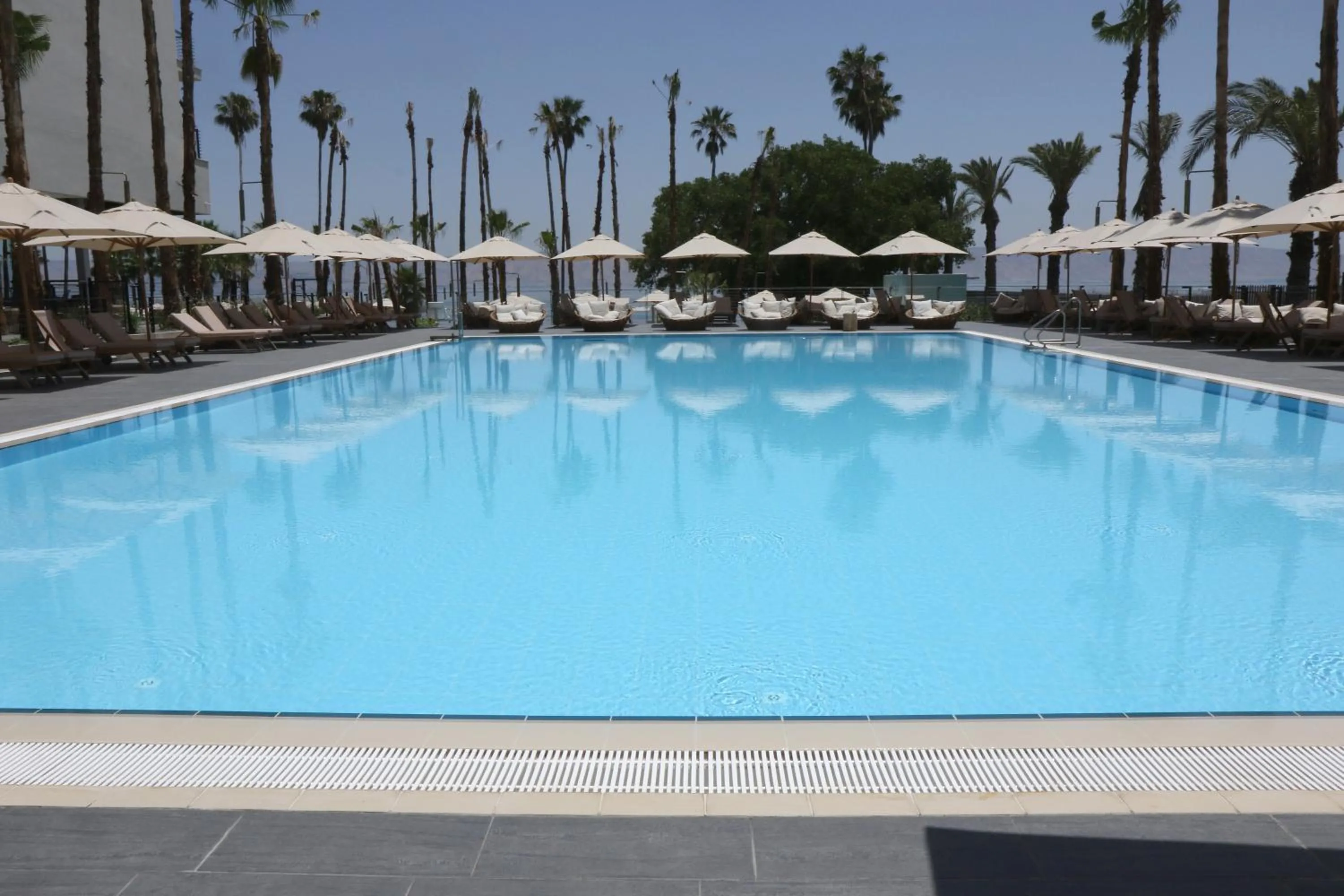 Swimming pool in Gomeh by Isrotel Design