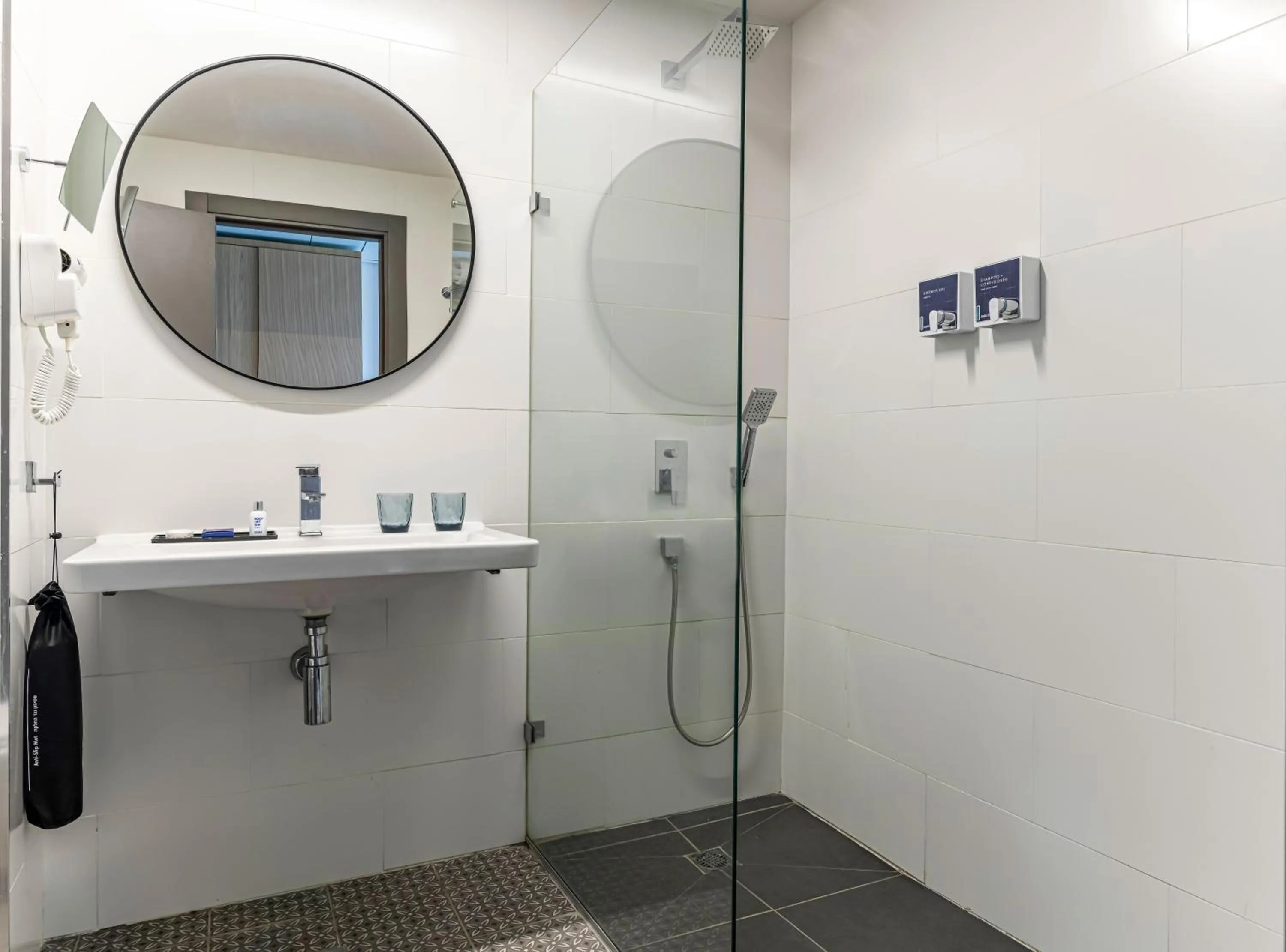 Bathroom in Gomeh by Isrotel Design