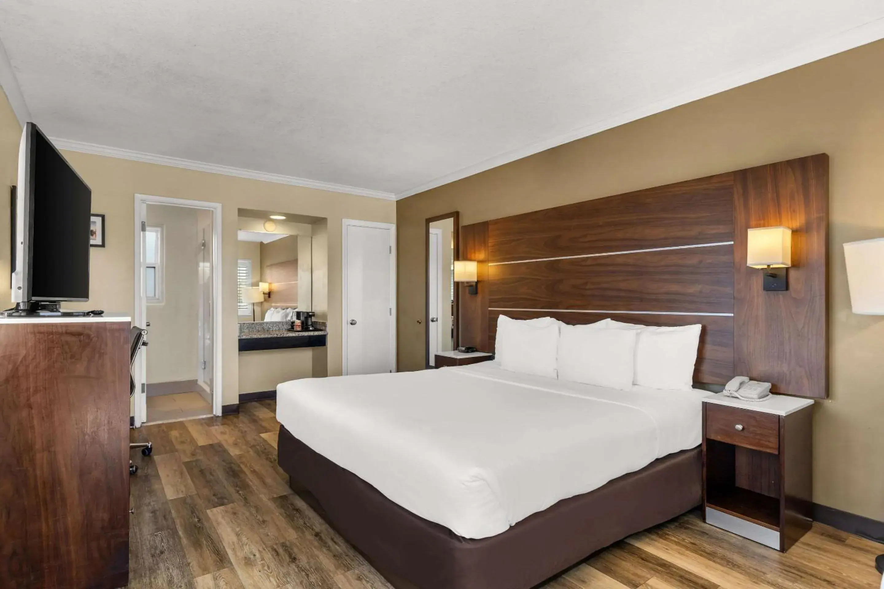 Bedroom, Bed in Comfort Inn San Diego Airport At The Harbor Bedroom, Bed in Comfort Inn San Diego Airport At The Harbor