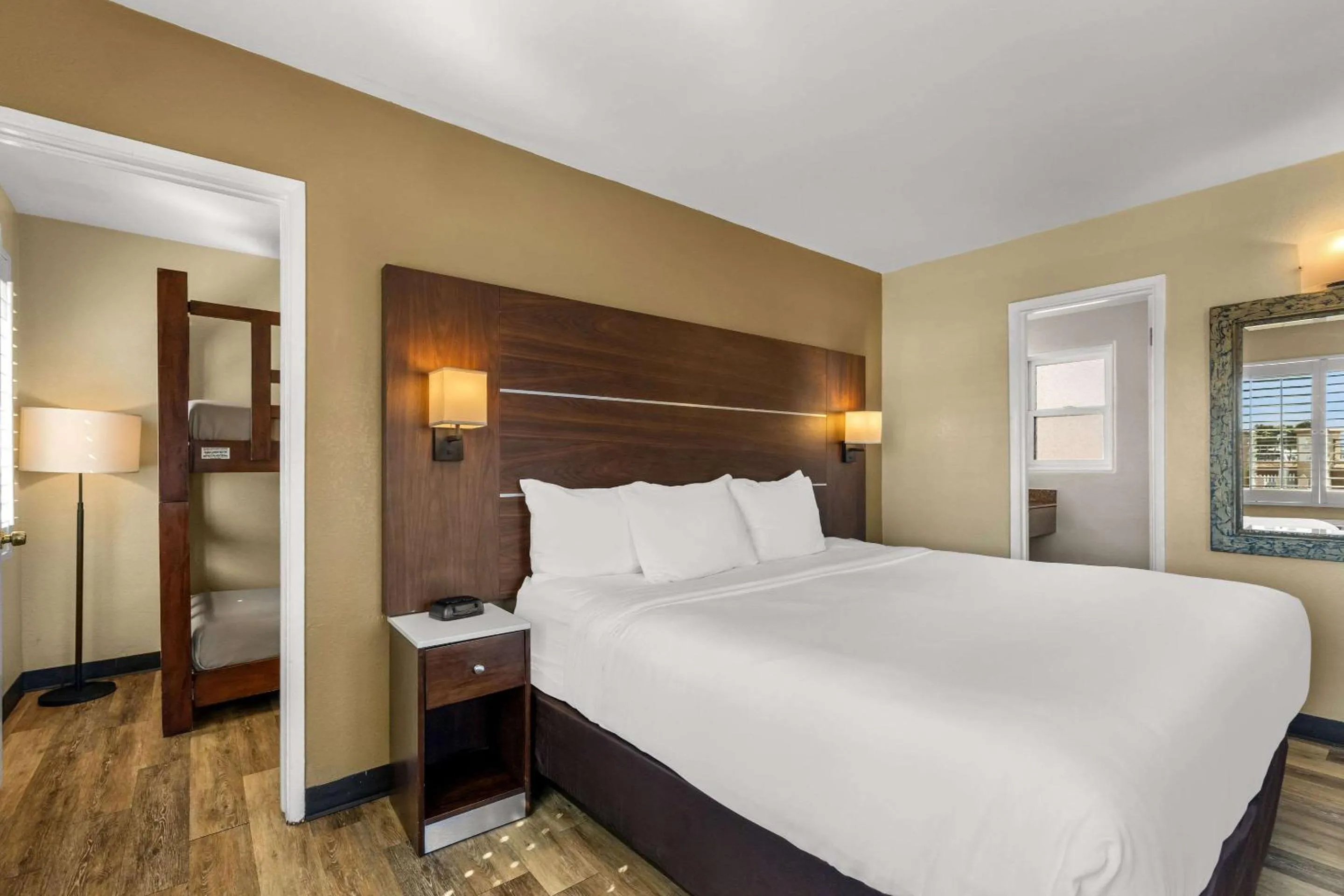 Bedroom, Bed in Comfort Inn San Diego Airport At The Harbor