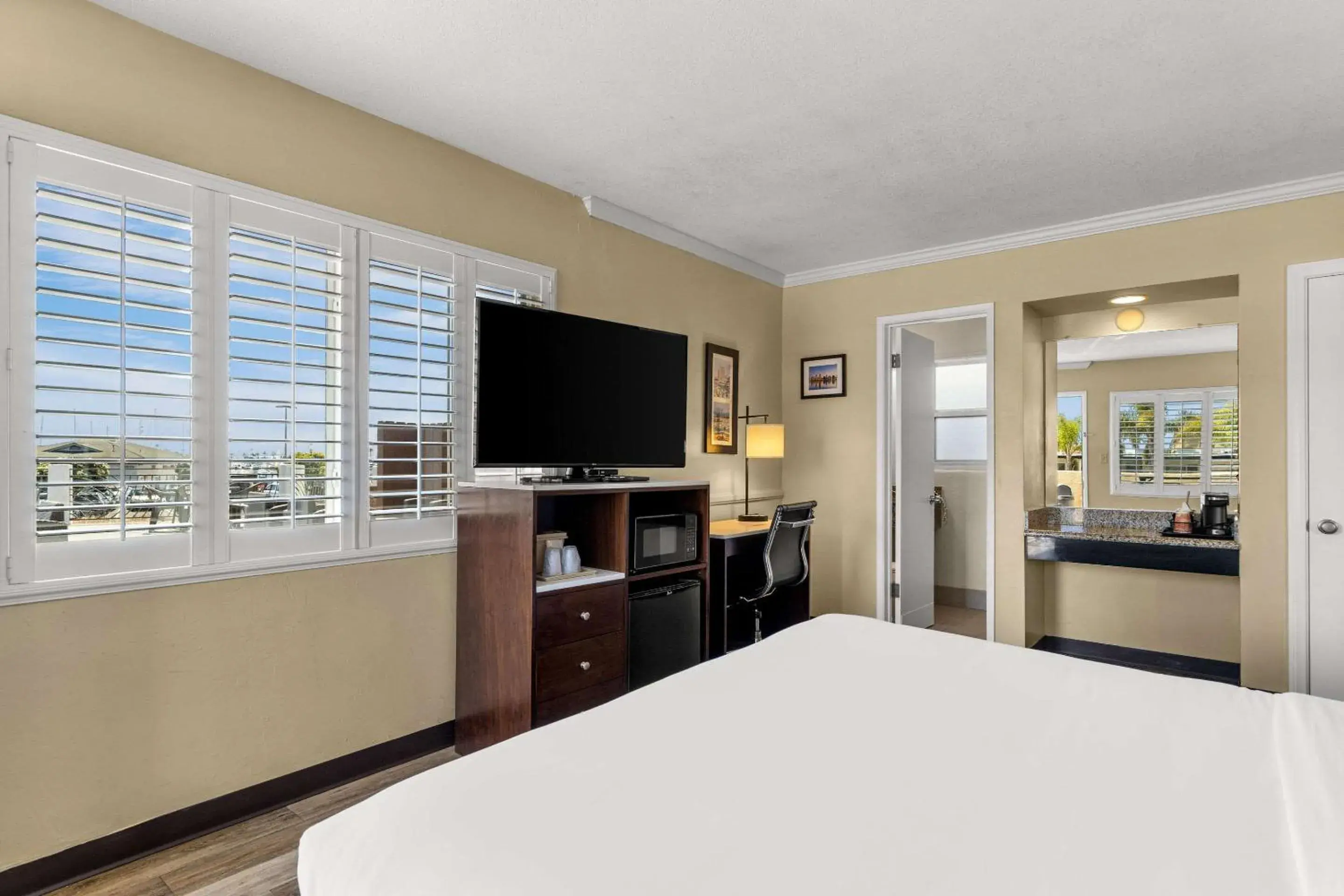 Bedroom, Bed in Comfort Inn San Diego Airport At The Harbor Bedroom, Bed in Comfort Inn San Diego Airport At The Harbor