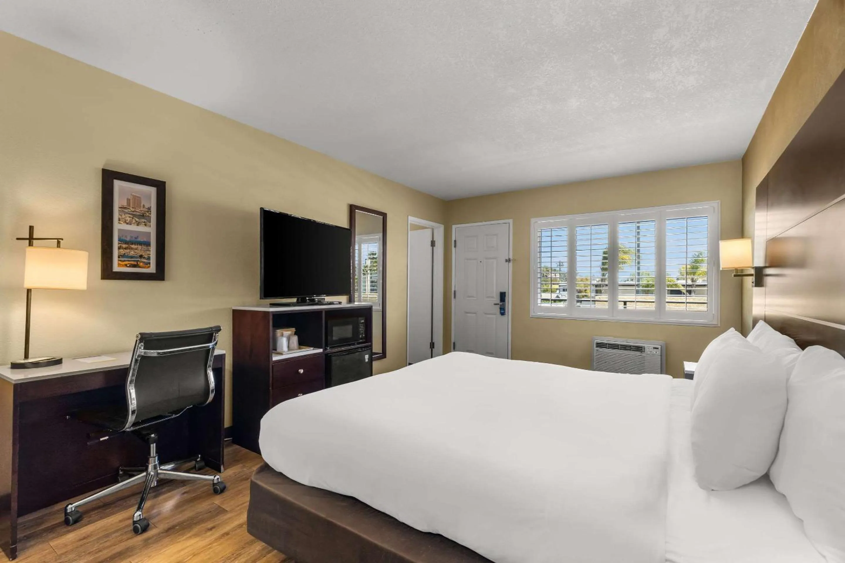 Bedroom, Bed in Comfort Inn San Diego Airport At The Harbor