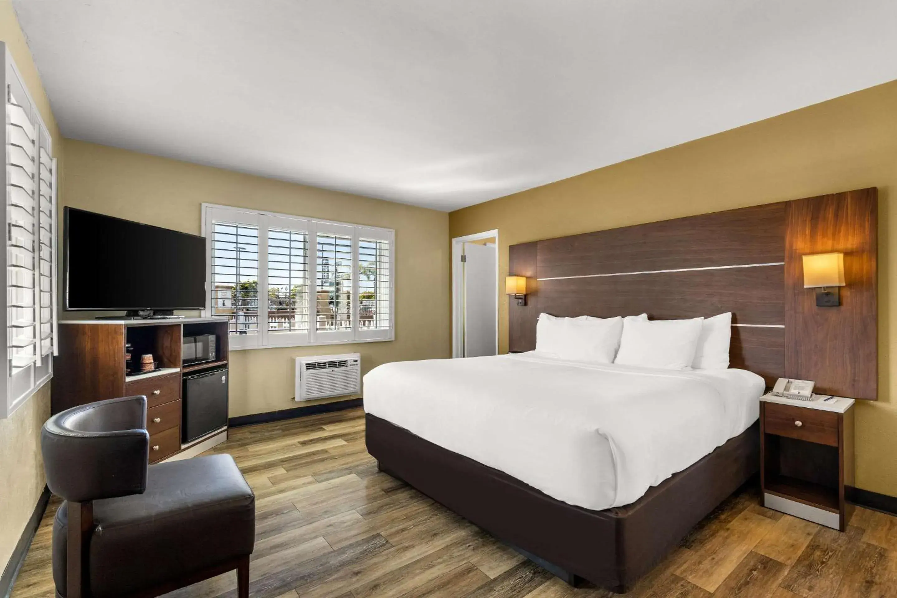 Deluxe Room, 1 King Bed and Bunk Bed, Non Smoking in Comfort Inn San Diego Airport At The Harbor Deluxe Room, 1 King Bed and Bunk Bed, Non Smoking in Comfort Inn San Diego Airport At The Harbor