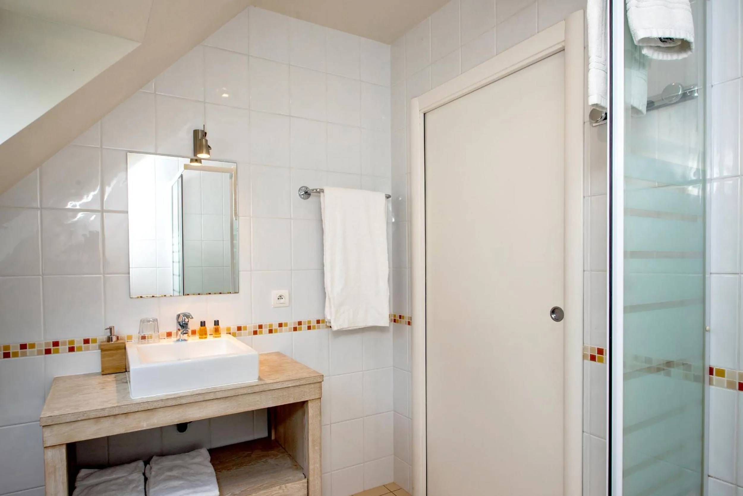 Shower in La Canopée des Pins