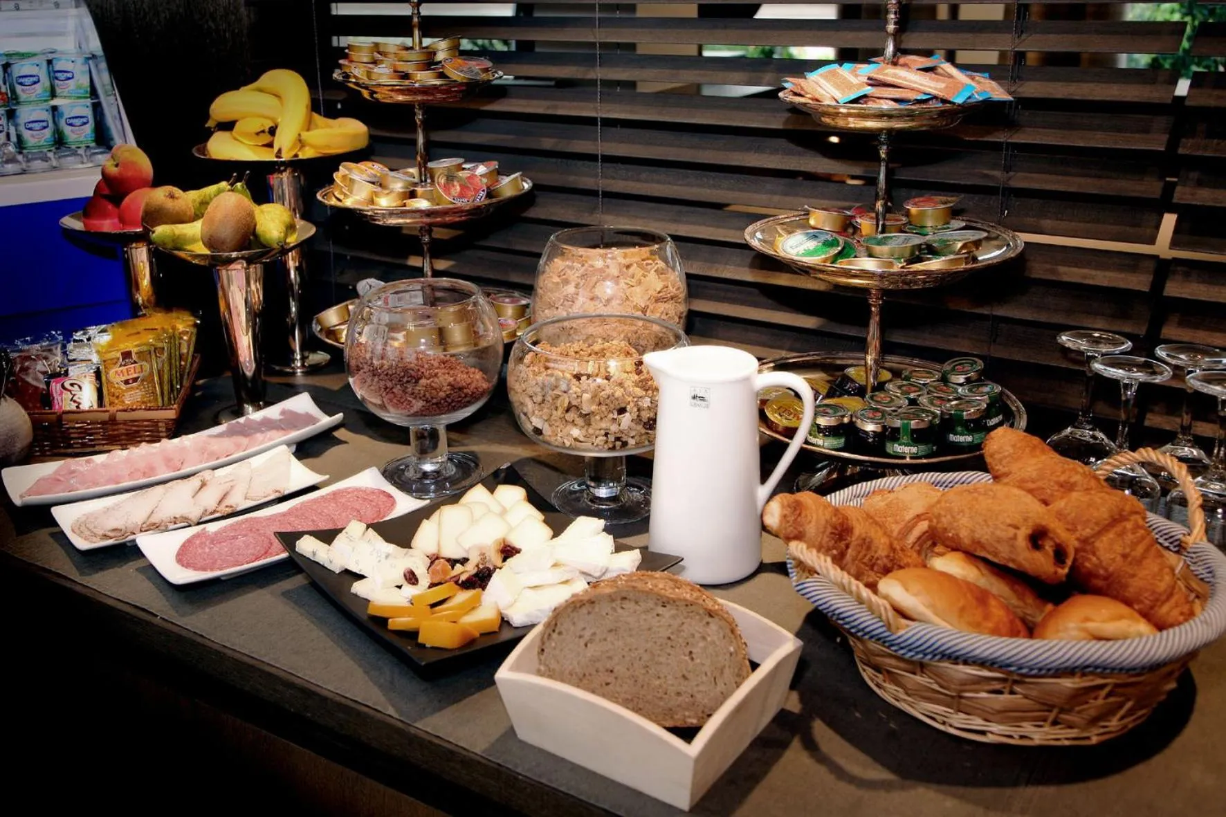 Restaurant/places to eat in Hotel Iris