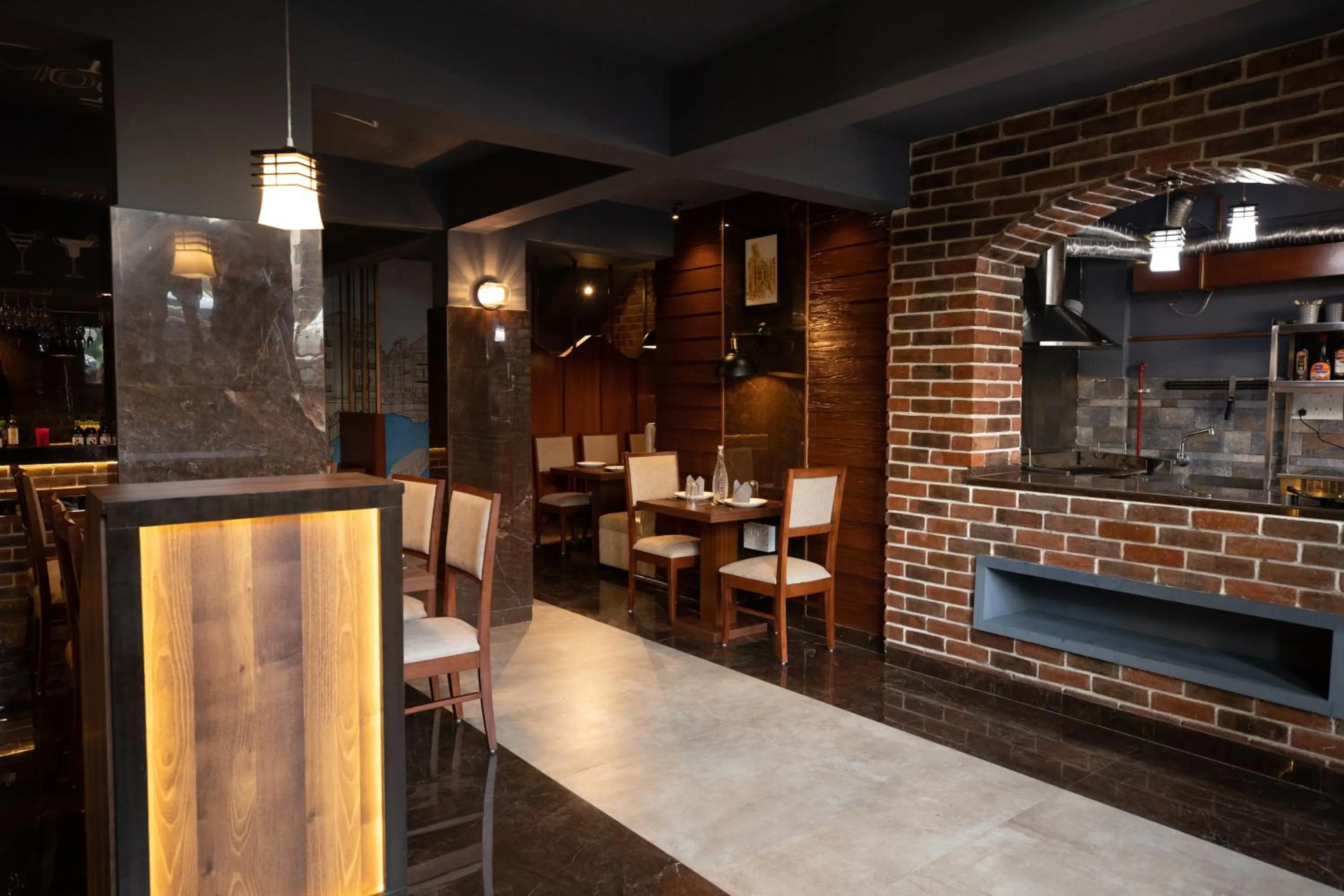 Restaurant/places to eat in Hotel Paramos Inn