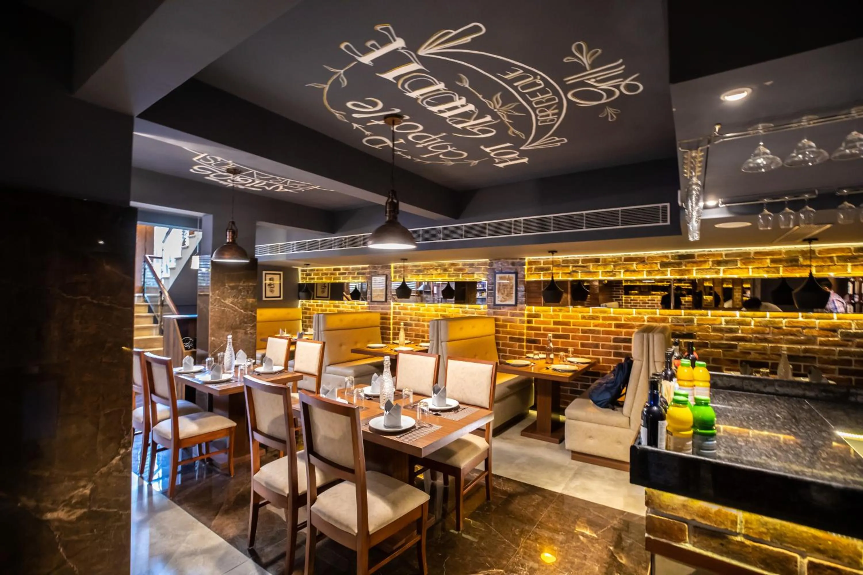 Restaurant/places to eat in Hotel Paramos Inn