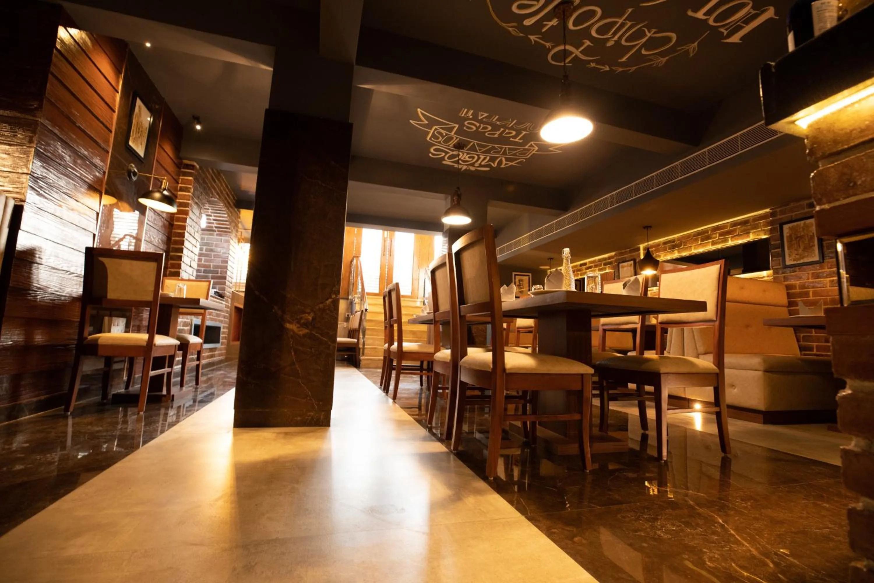 Restaurant/places to eat in Hotel Paramos Inn