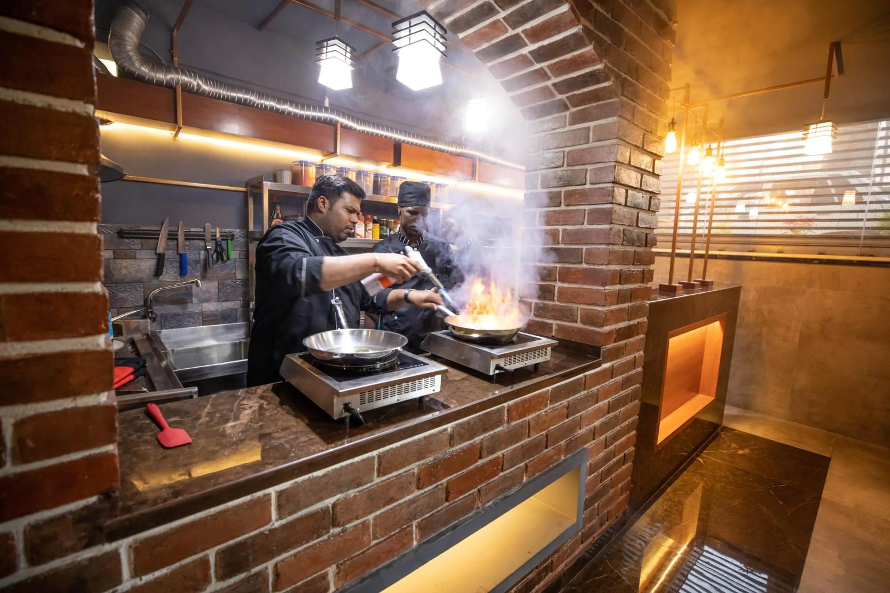 Restaurant/places to eat in Hotel Paramos Inn