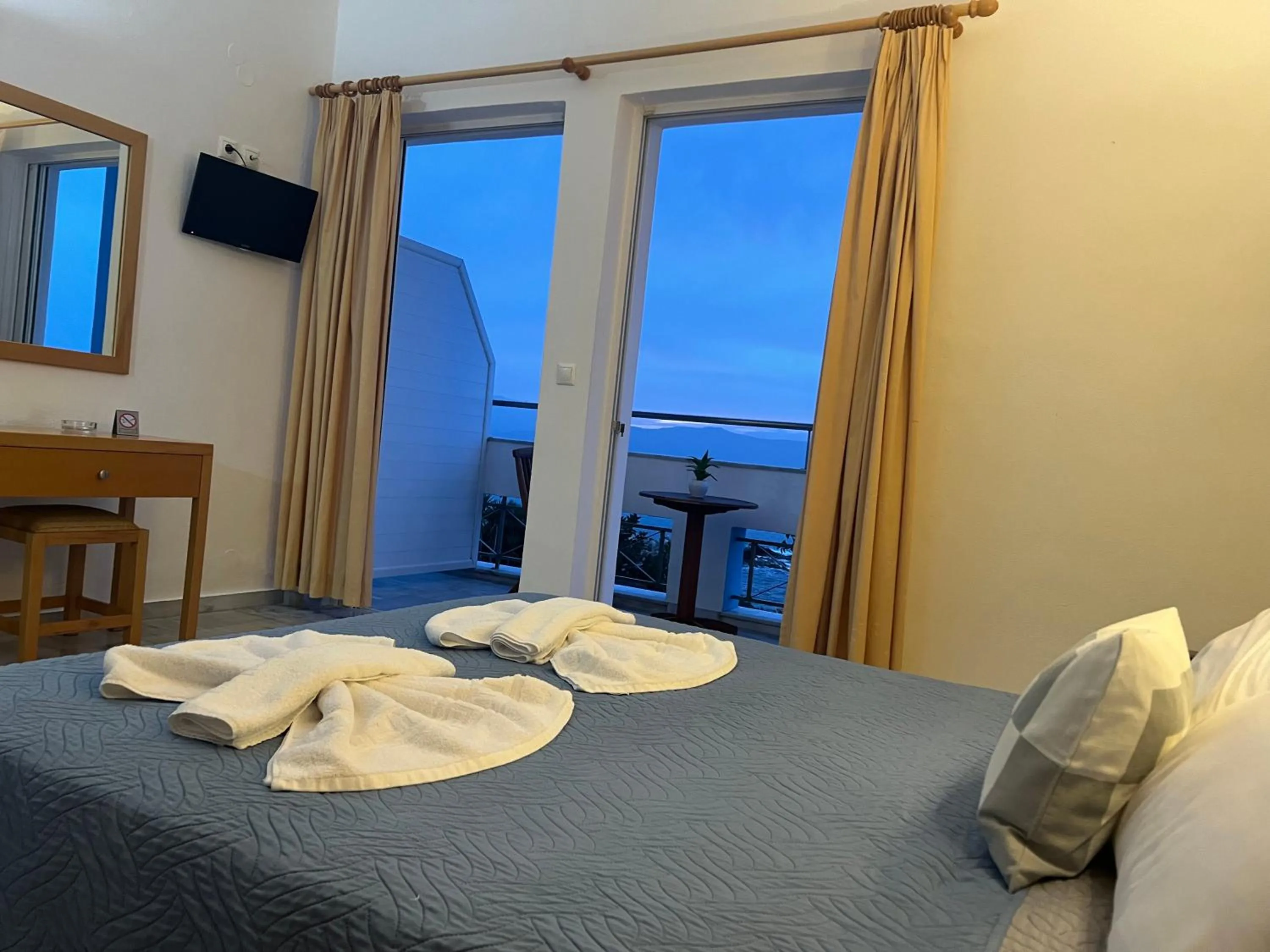 Photo of the whole room, Bed in Kanakis Blue Beach Apartments