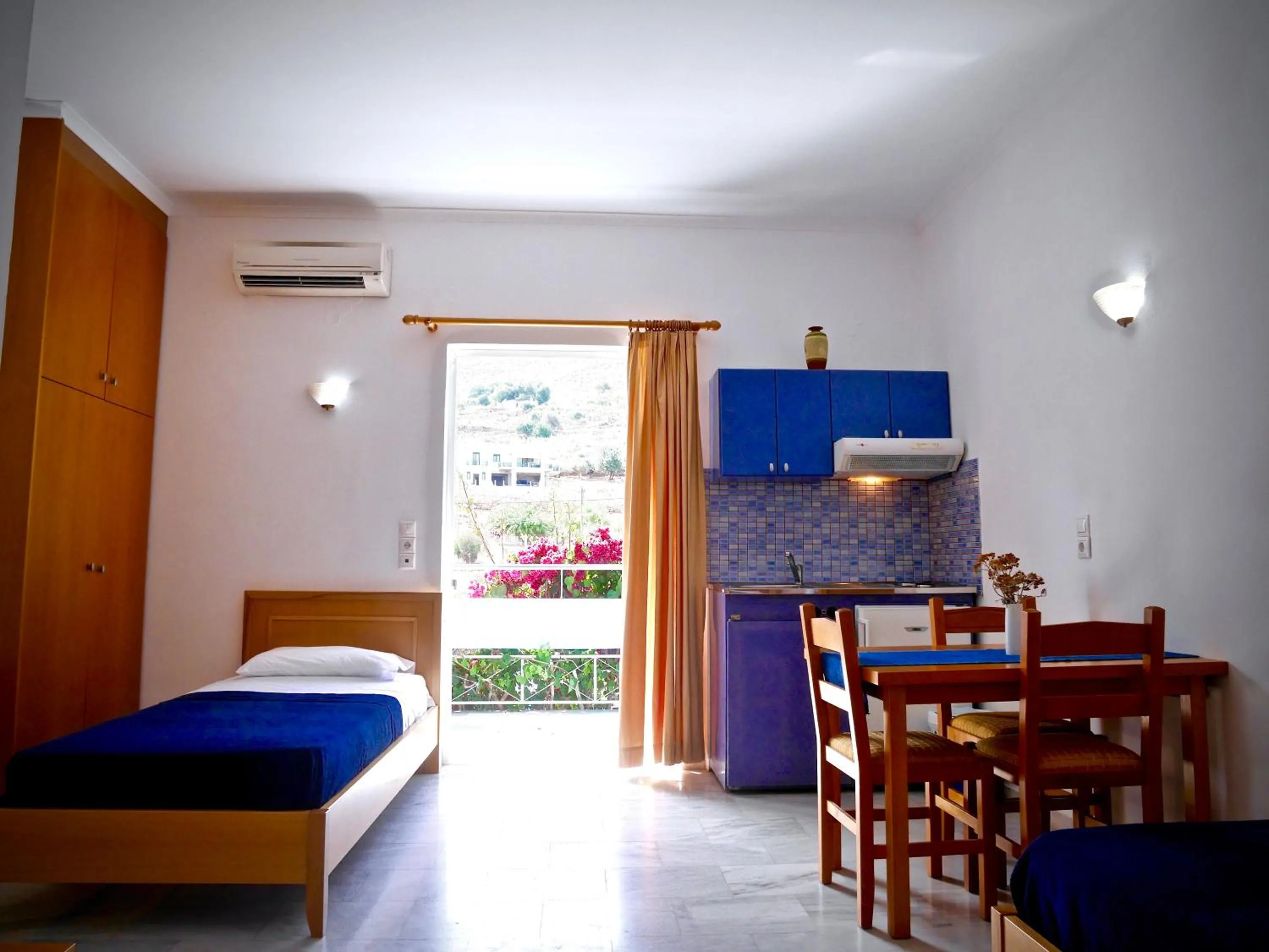 Balcony/Terrace, Bed in Kanakis Blue Beach Apartments