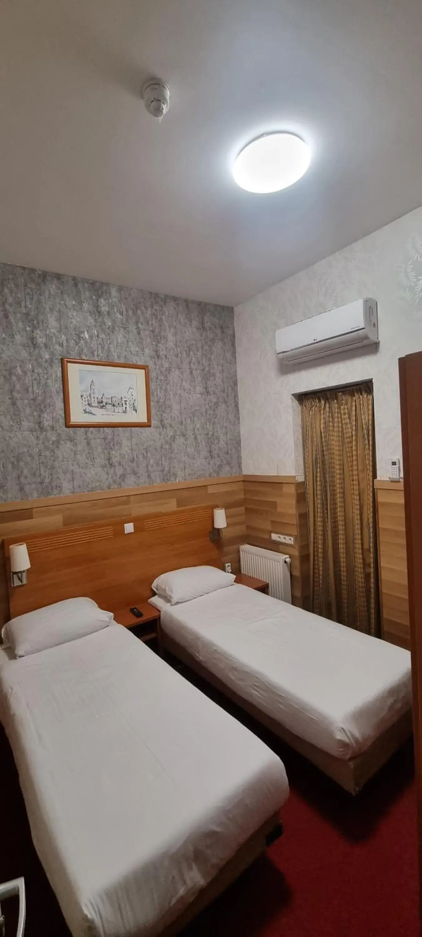 Twin Room - Disability Access in Hotel Isis Twin Room - Disability Access in Hotel Isis