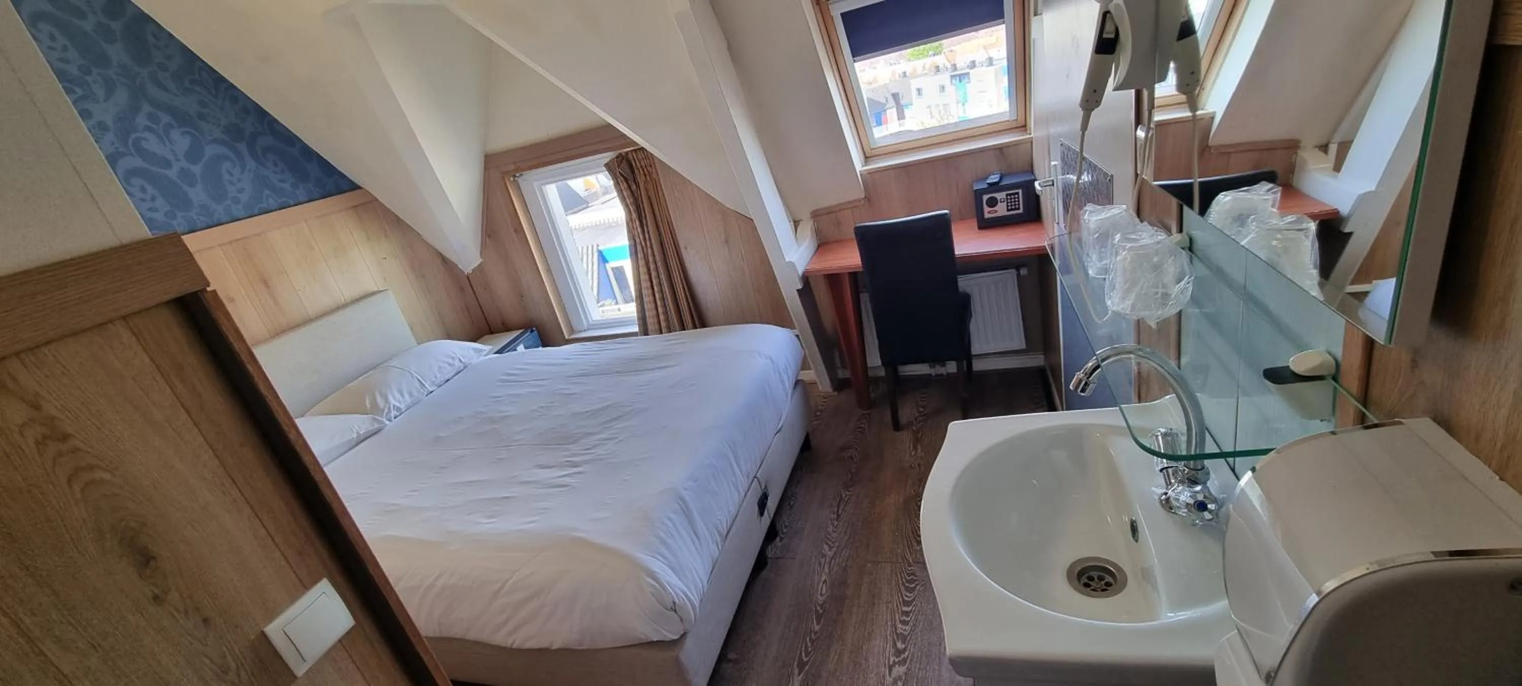 Photo of the whole room, Bed in Hotel Isis