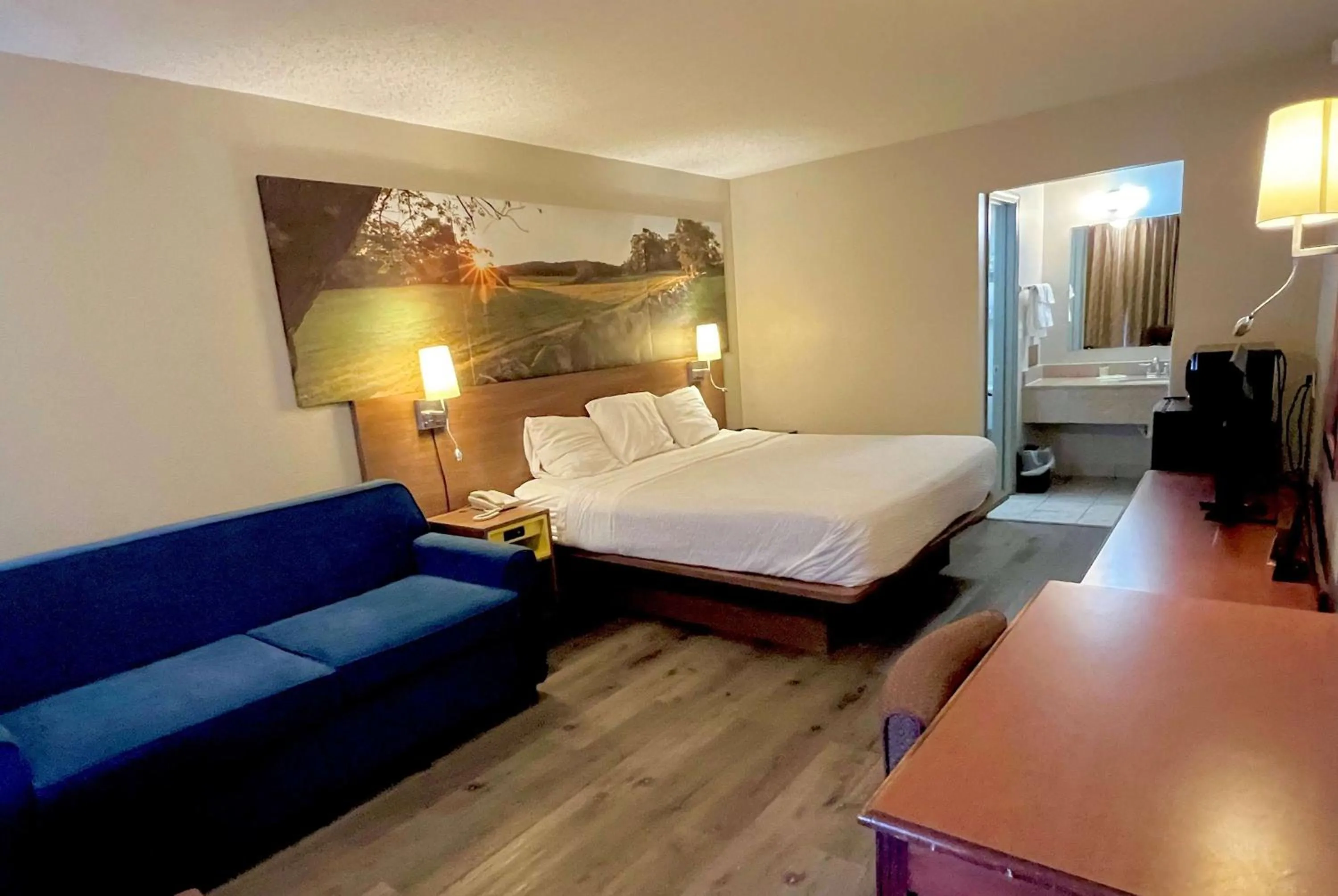Photo of the whole room, Bed in Days Inn by Wyndham Ashland