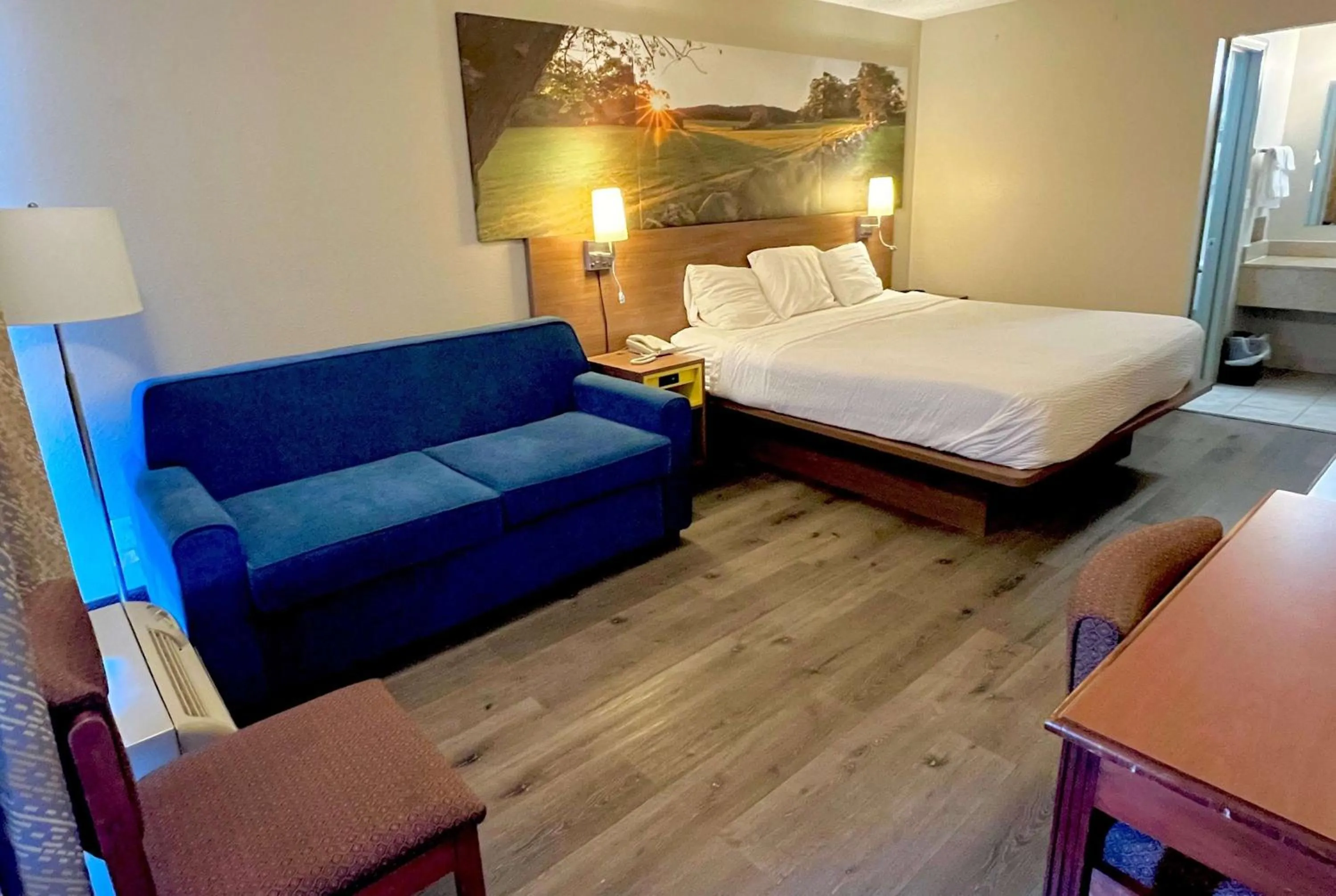 Photo of the whole room, Bed in Days Inn by Wyndham Ashland