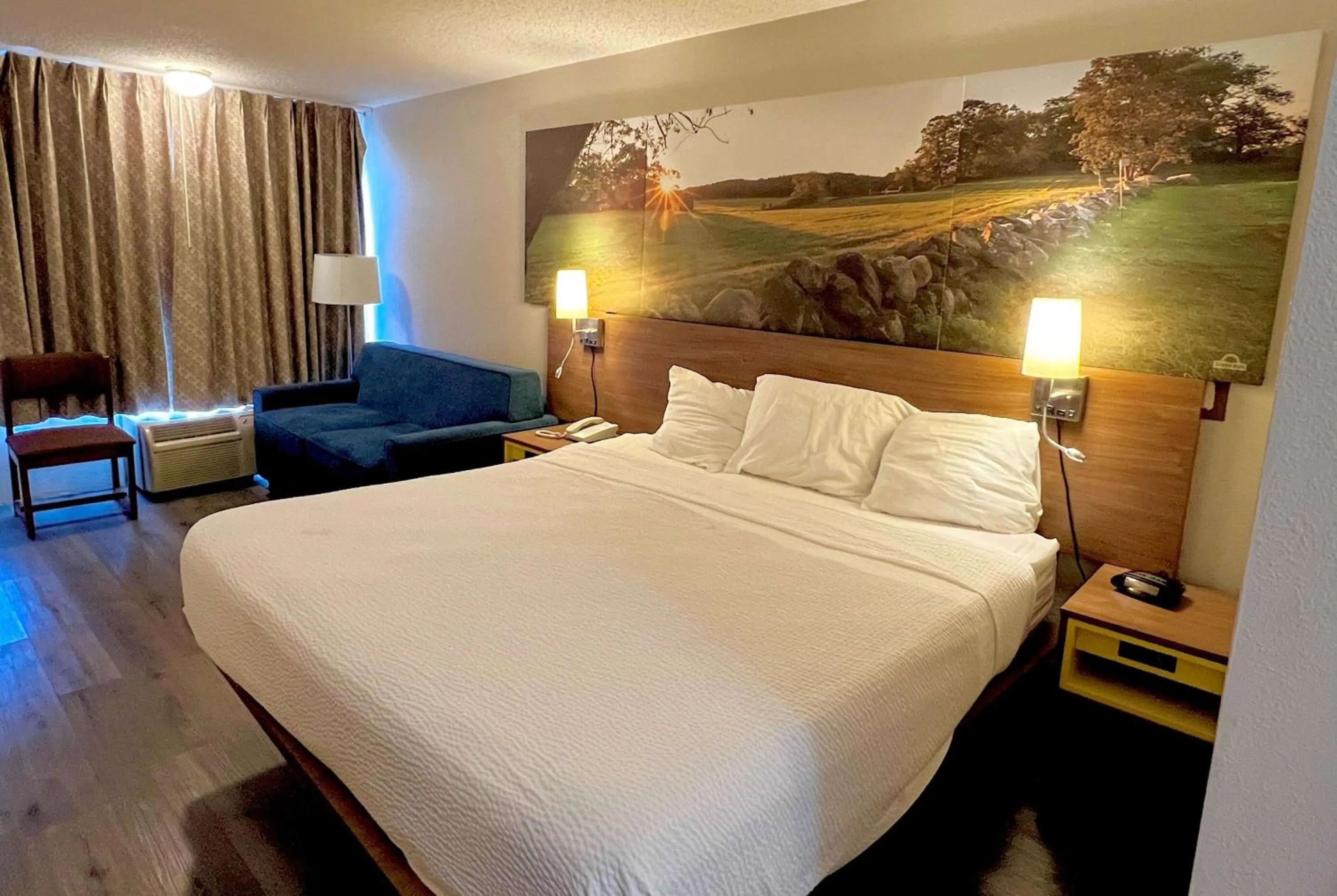 Photo of the whole room, Bed in Days Inn by Wyndham Ashland