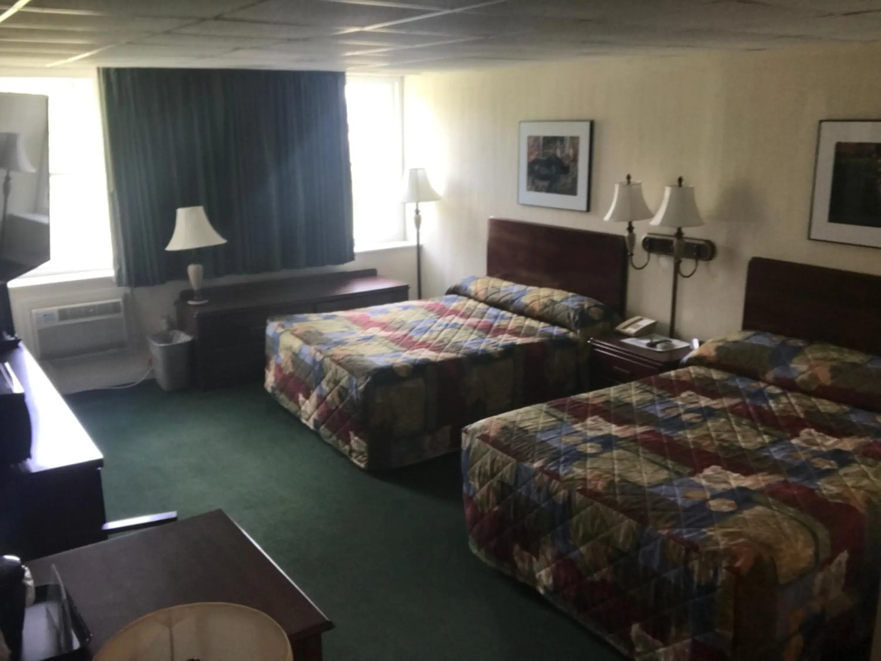 Queen Room with Two Queen Beds in Baxter Park Inn Queen Room with Two Queen Beds in Baxter Park Inn